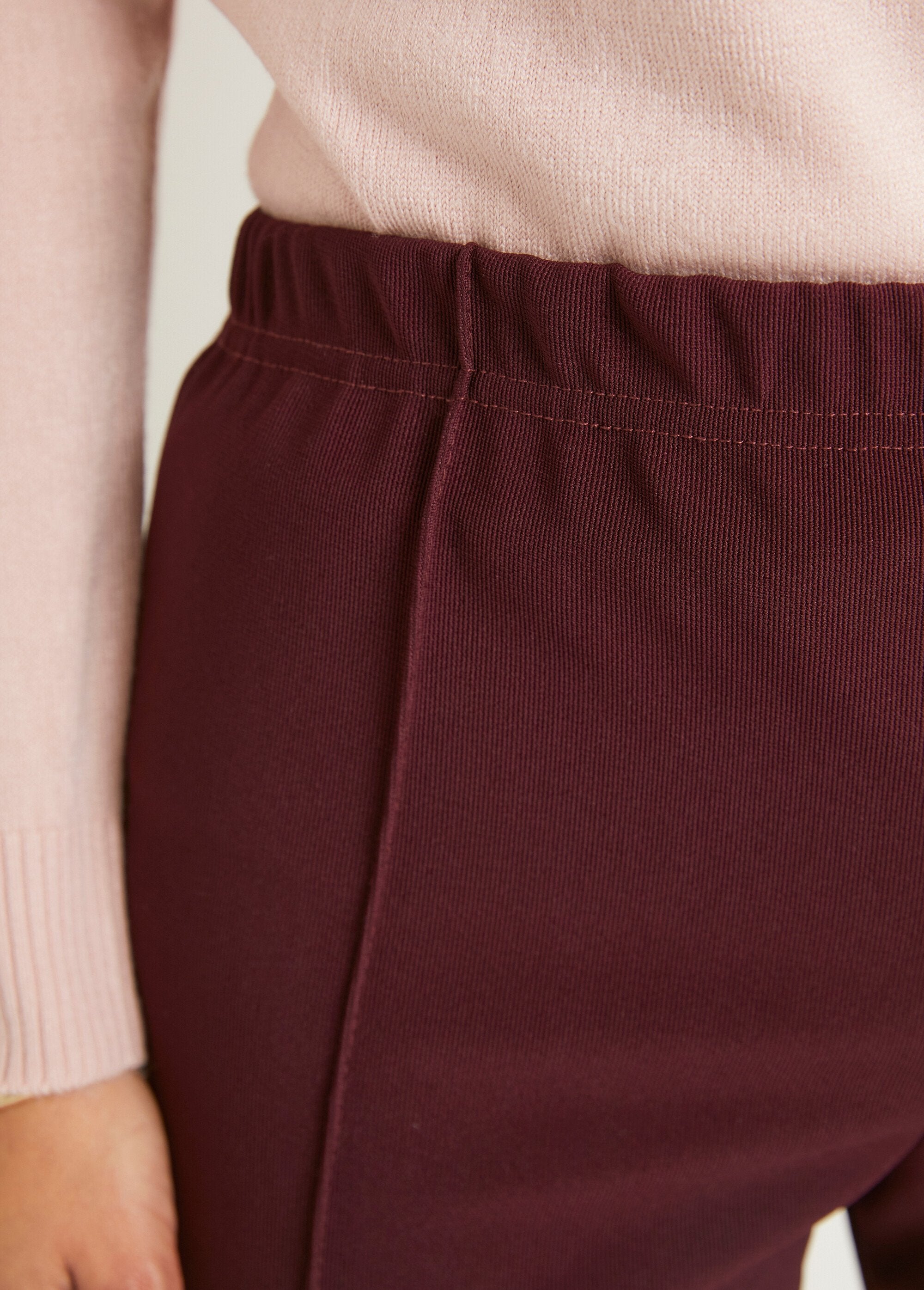 Pantaloni_a_gamba_dritta_con_vita_elasticizzata_in_maglia_a_costine_Bordeaux_DE1_slim