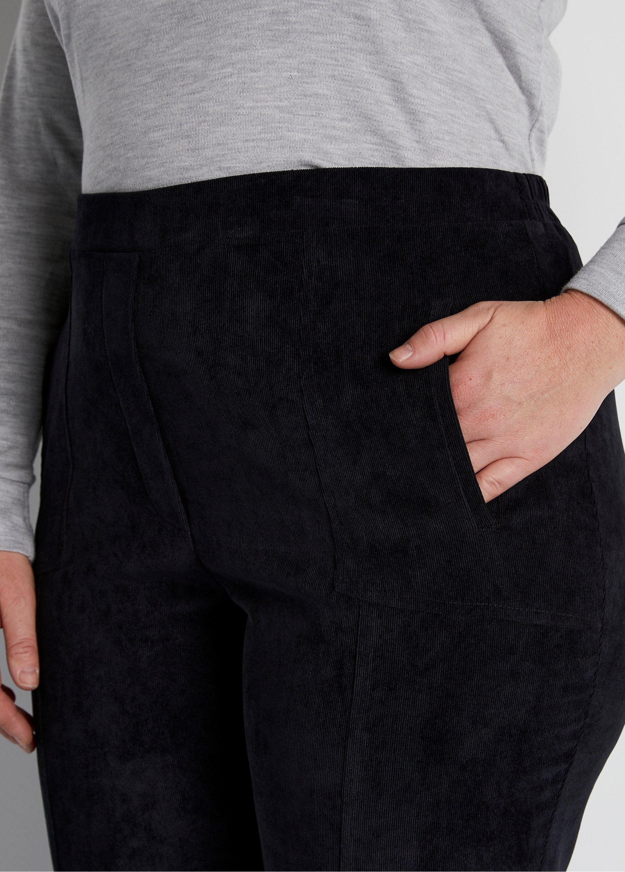 Pantaloni_a_gamba_dritta_con_elastico_in_vita_in_velluto_millerighe_NERO_DE1_curvy