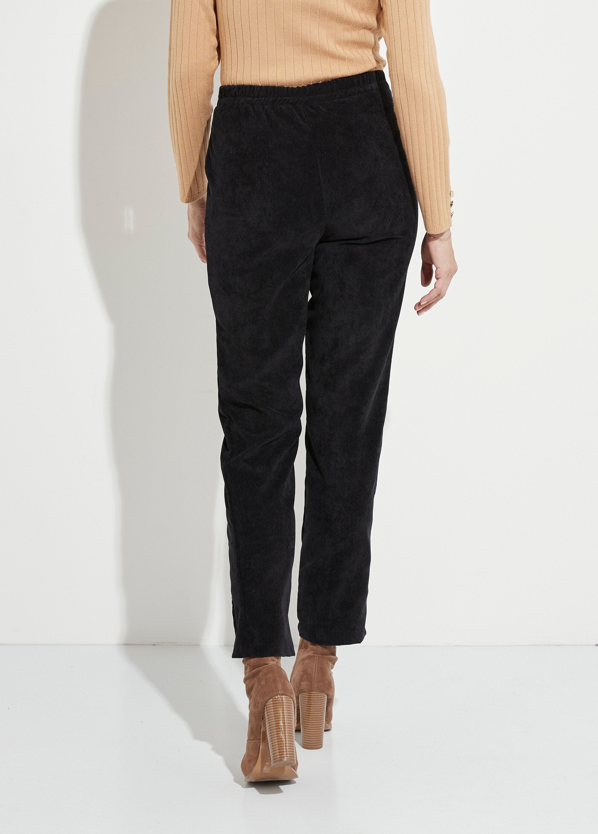 Pantaloni_a_gamba_dritta_con_elastico_in_vita_in_velluto_millerighe_NERO_DO1_slim