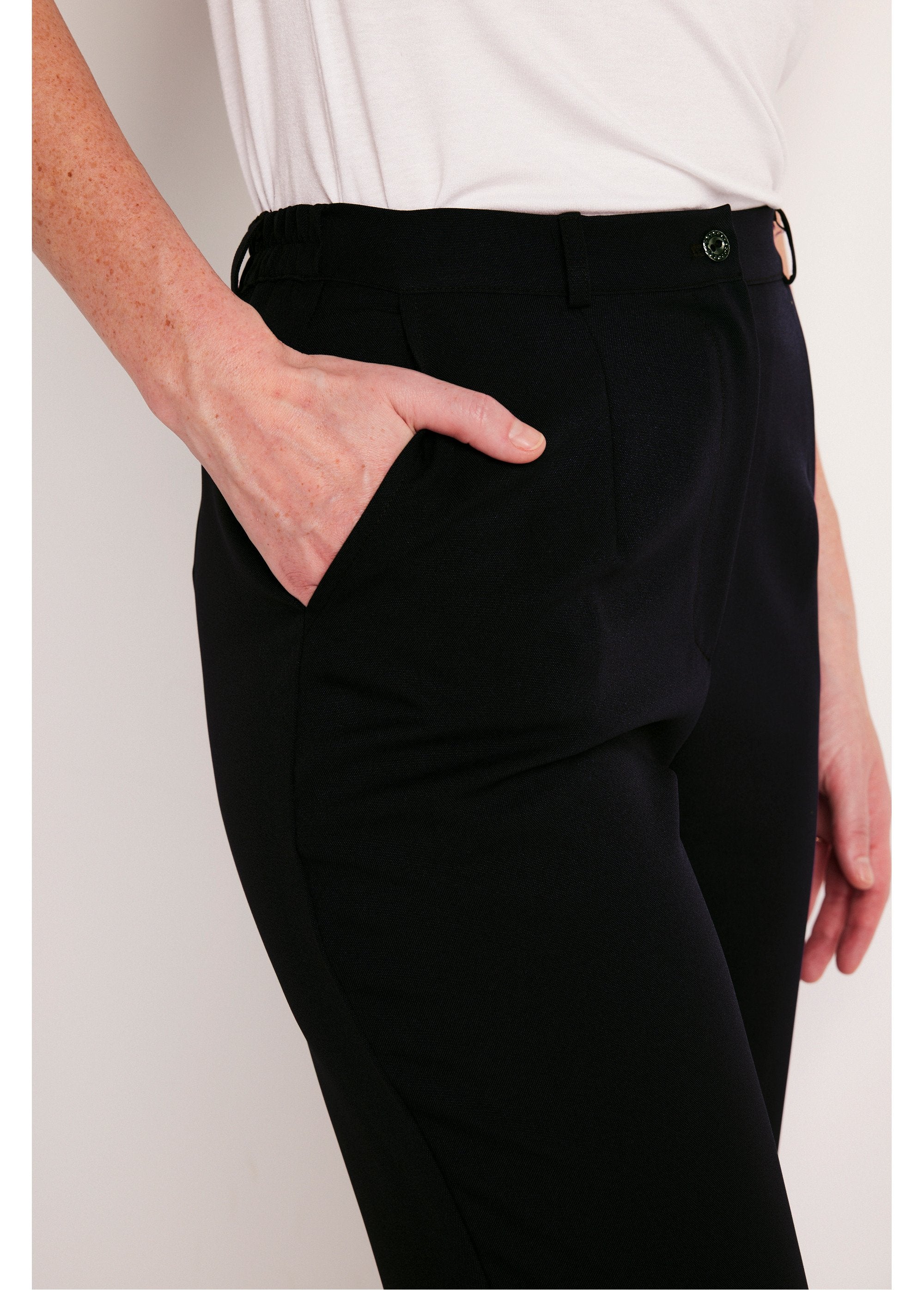 Pantaloni_tinta_unita_a_gamba_dritta_con_vita_semi-elasticizzata_NERO_DE1_slim