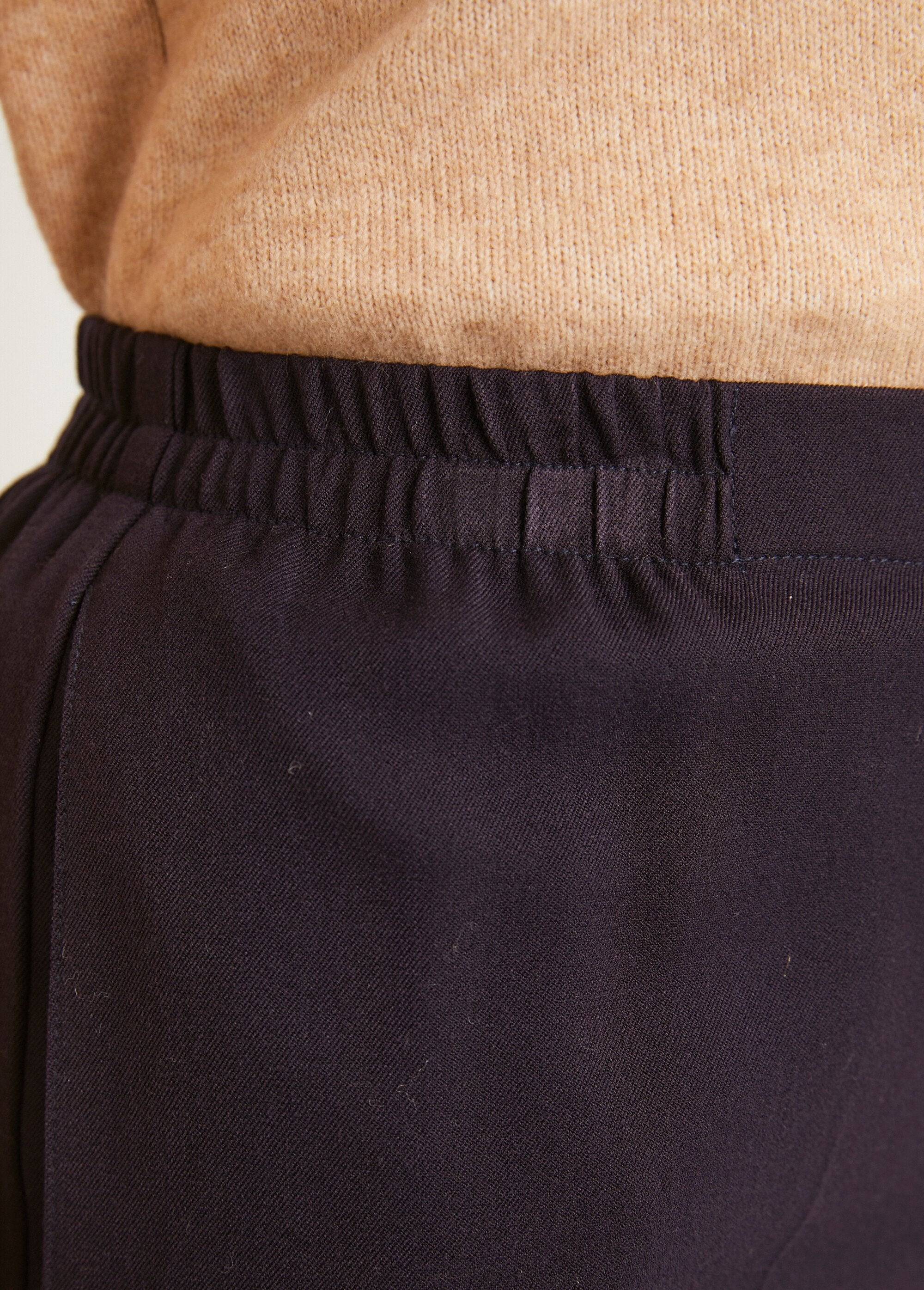 Pantaloni_a_gamba_dritta,_con_vita_semi-elastica_e_pancia_piatta_Prugna_semplice_DE2_slim