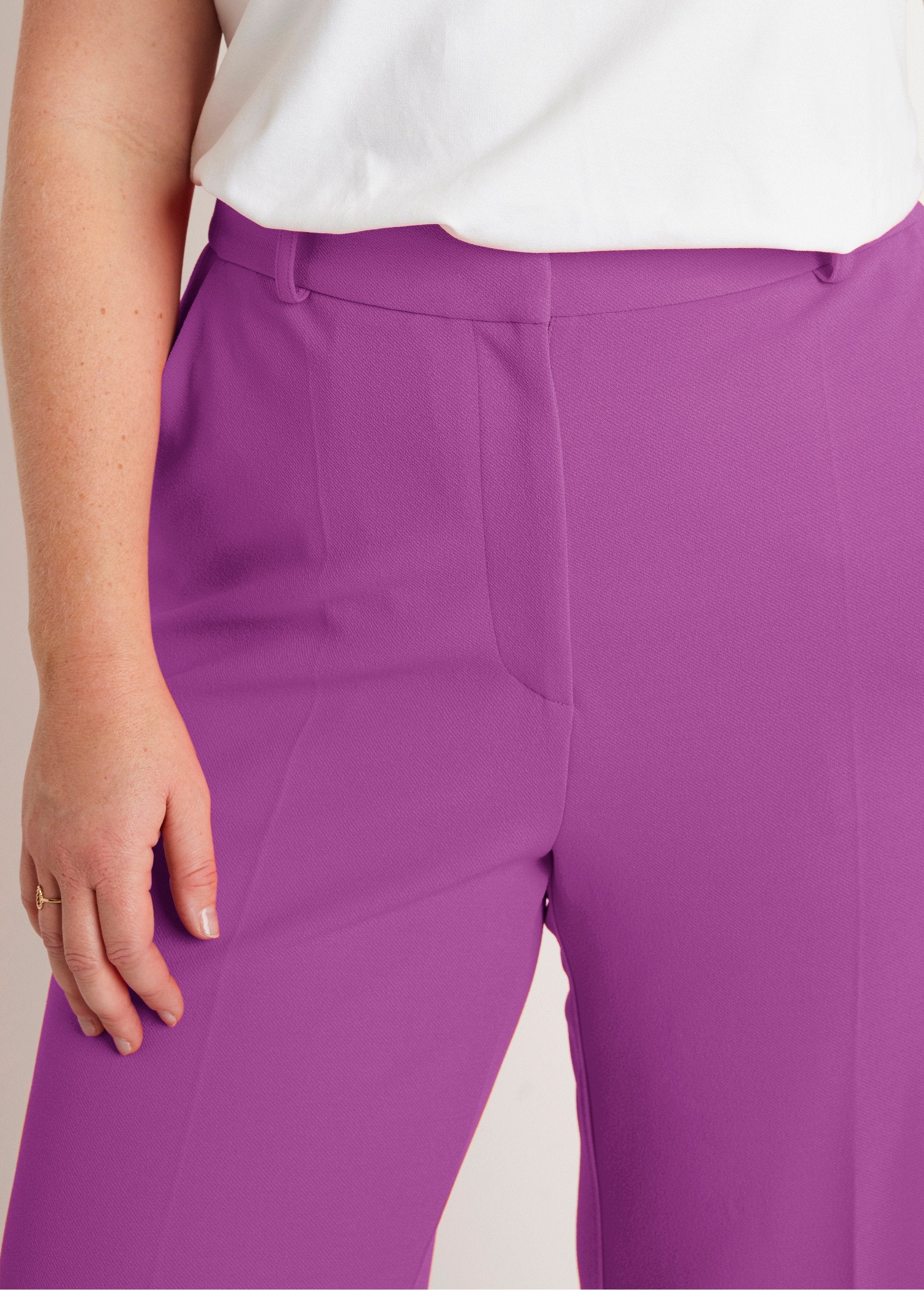 Pantaloni_fluidi_a_gamba_larga_VIOLA_DE1_curvy