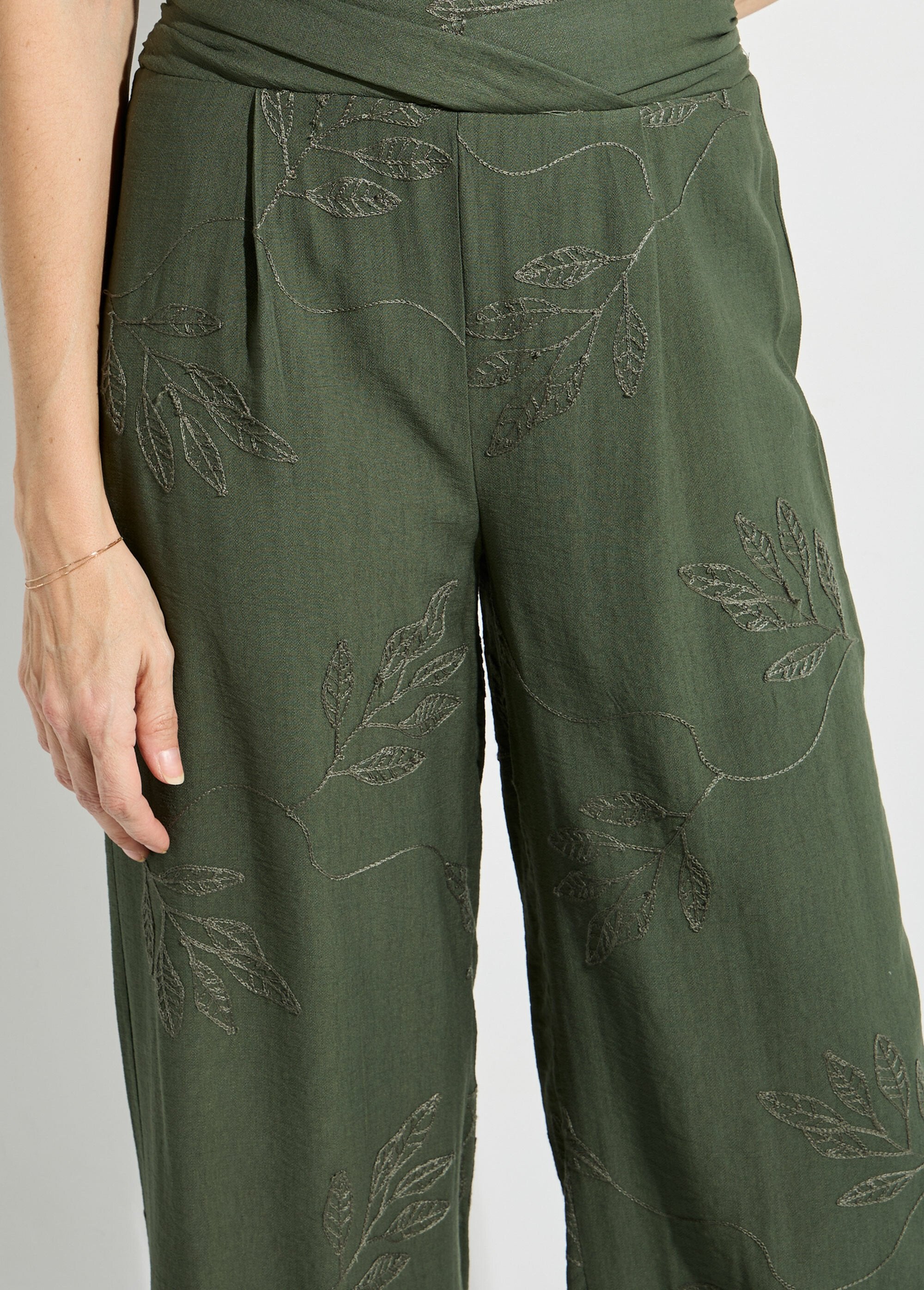 Pantaloni_elasticizzati_a_gamba_larga_con_ricamo_a_forma_di_fogliame_Kaki_DE1_slim