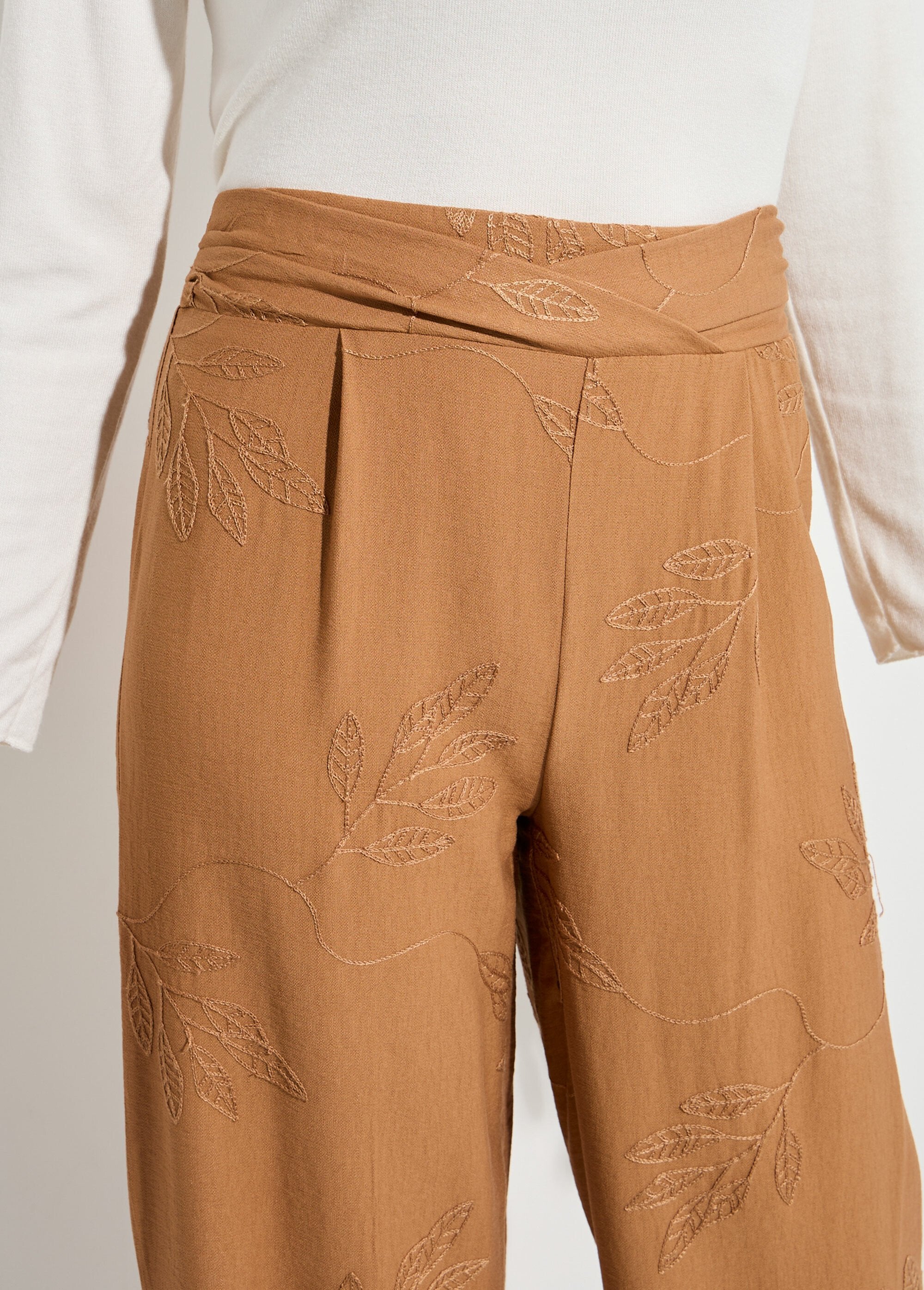 Pantaloni_elasticizzati_a_gamba_larga_con_ricamo_a_forma_di_fogliame_Camel_DE1_slim