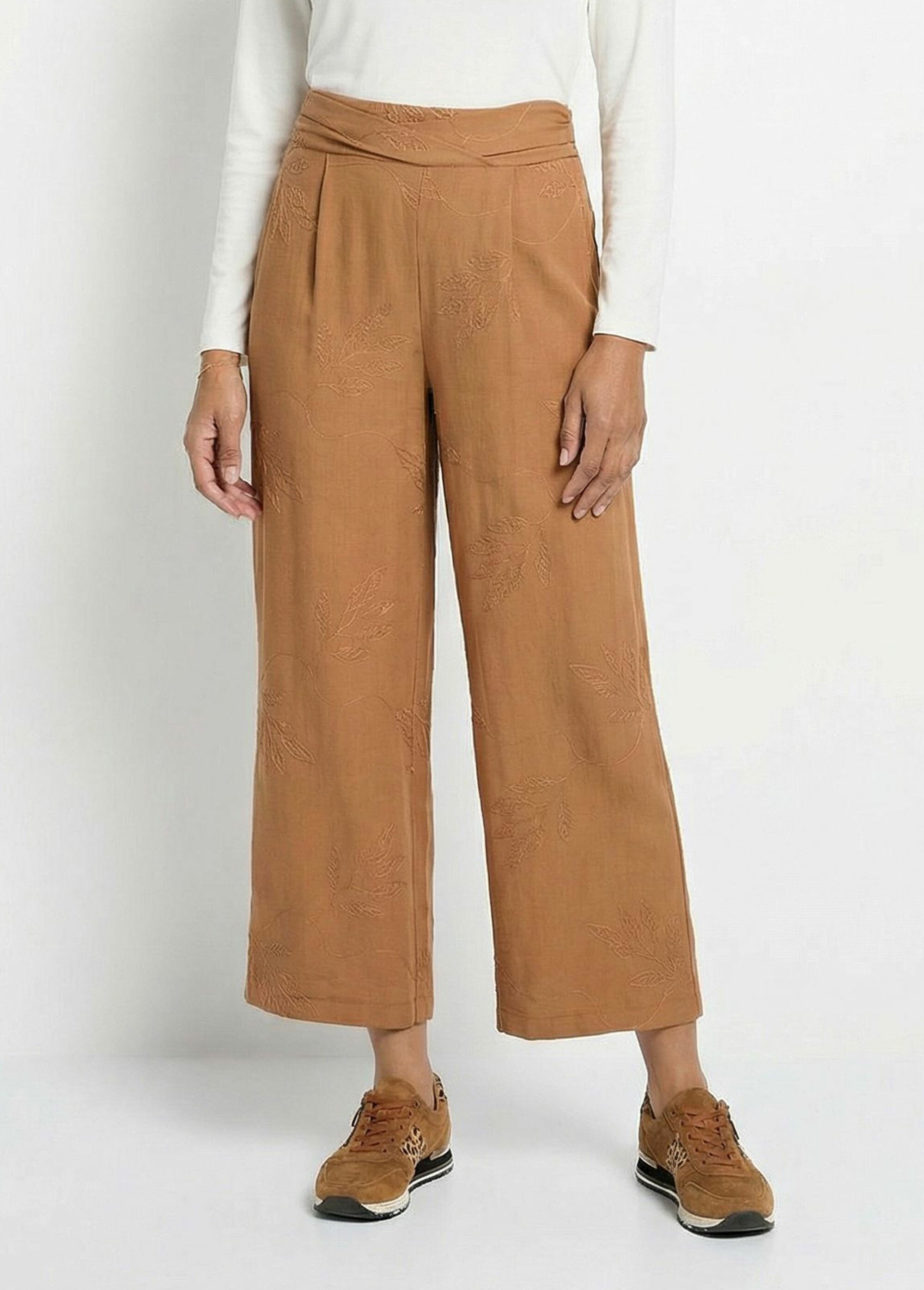 Pantaloni_elasticizzati_a_gamba_larga_con_ricamo_a_forma_di_fogliame_Camel_FA1_slim