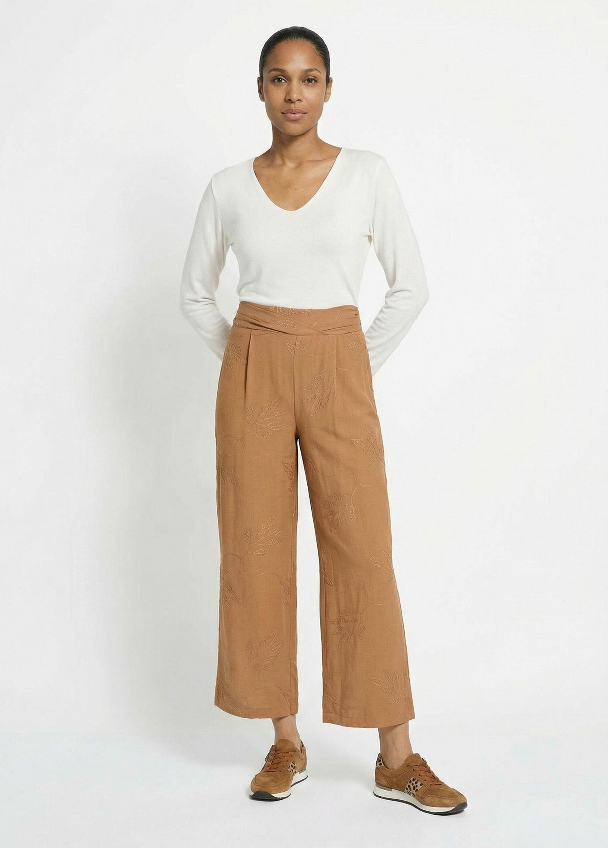 Pantaloni_elasticizzati_a_gamba_larga_con_ricamo_a_forma_di_fogliame_Camel_SF1_slim