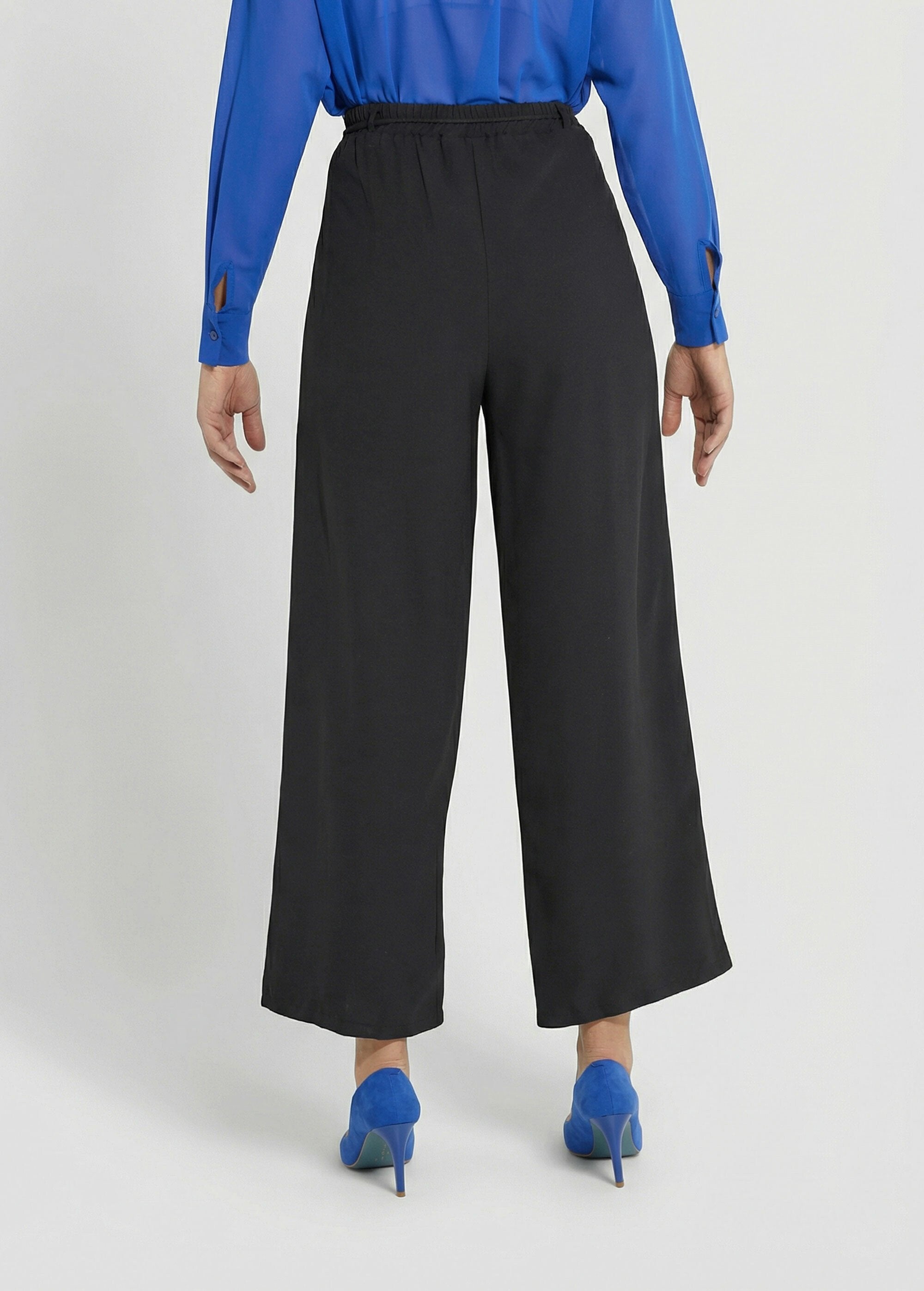 Pantaloni_elasticizzati_a_gamba_larga,_Essentiel_Noir_DO1_slim