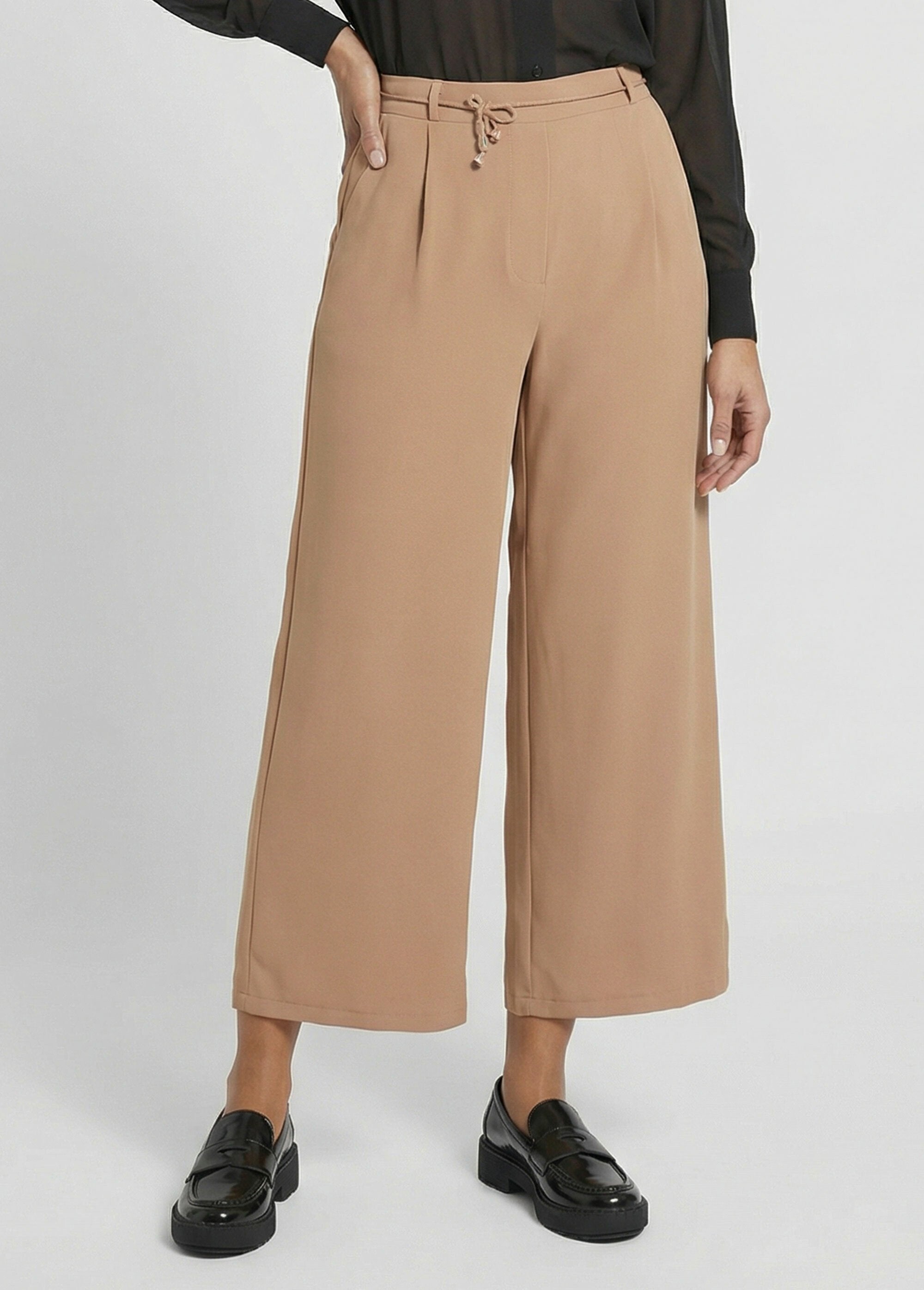Pantaloni_elasticizzati_a_gamba_larga,_Essentiel_Camel_FA1_slim