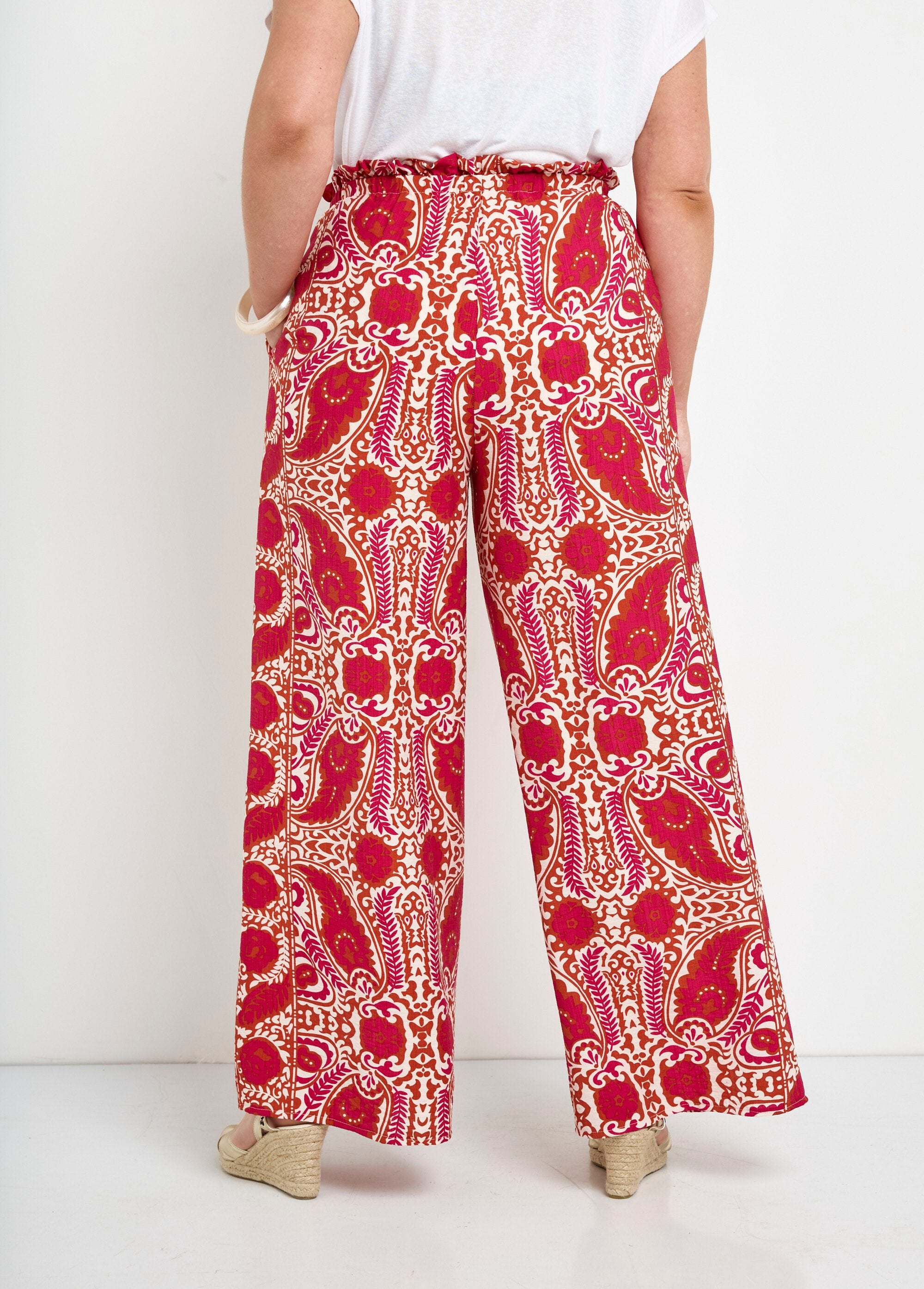 Pantaloni_a_gamba_larga_e_fluidi_con_motivo_etnico_Rose_imprime_DO1_curvy