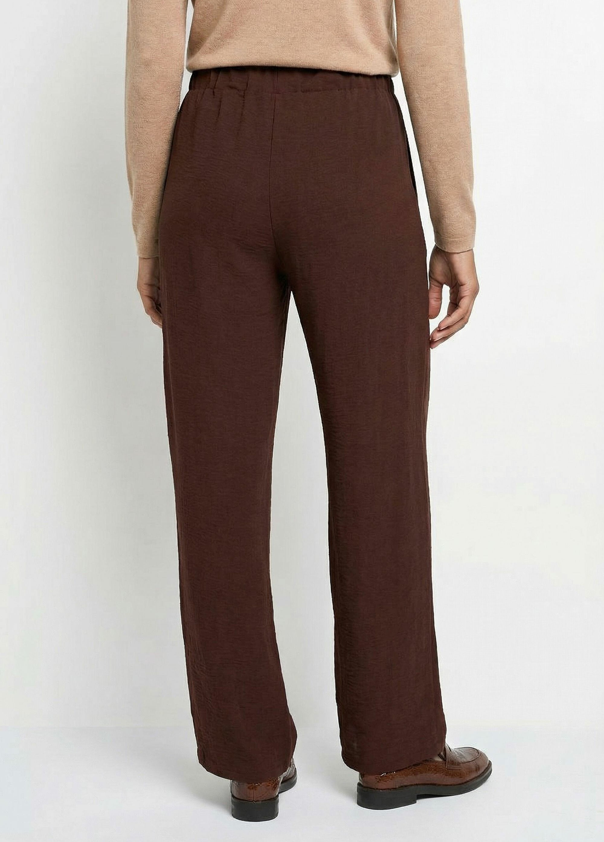 Pantaloni_a_gamba_larga_in_crêpe_fluido_Chocolat_DO1_slim