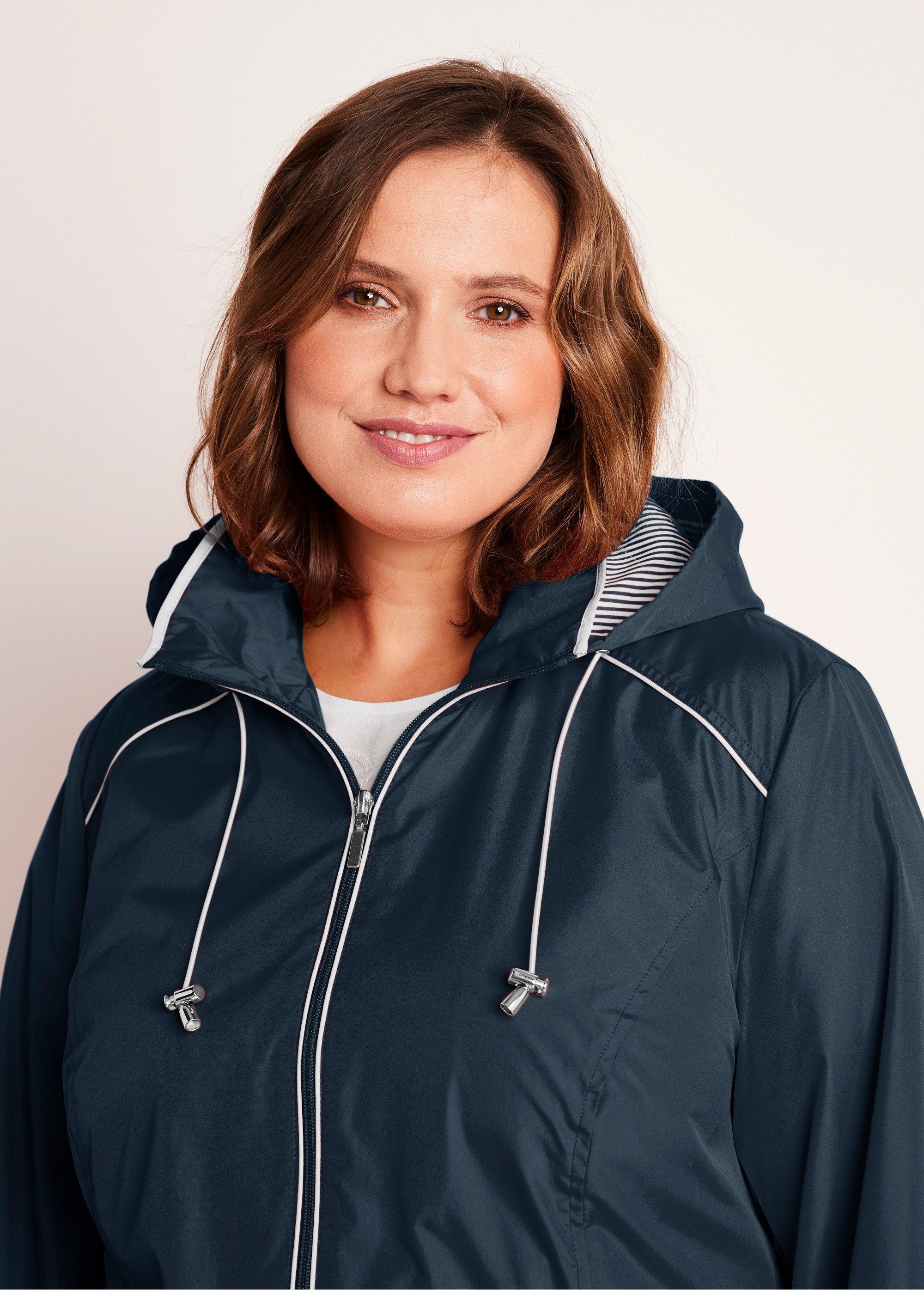 Parka_corto_con_zip_Marino_DE1_curvy