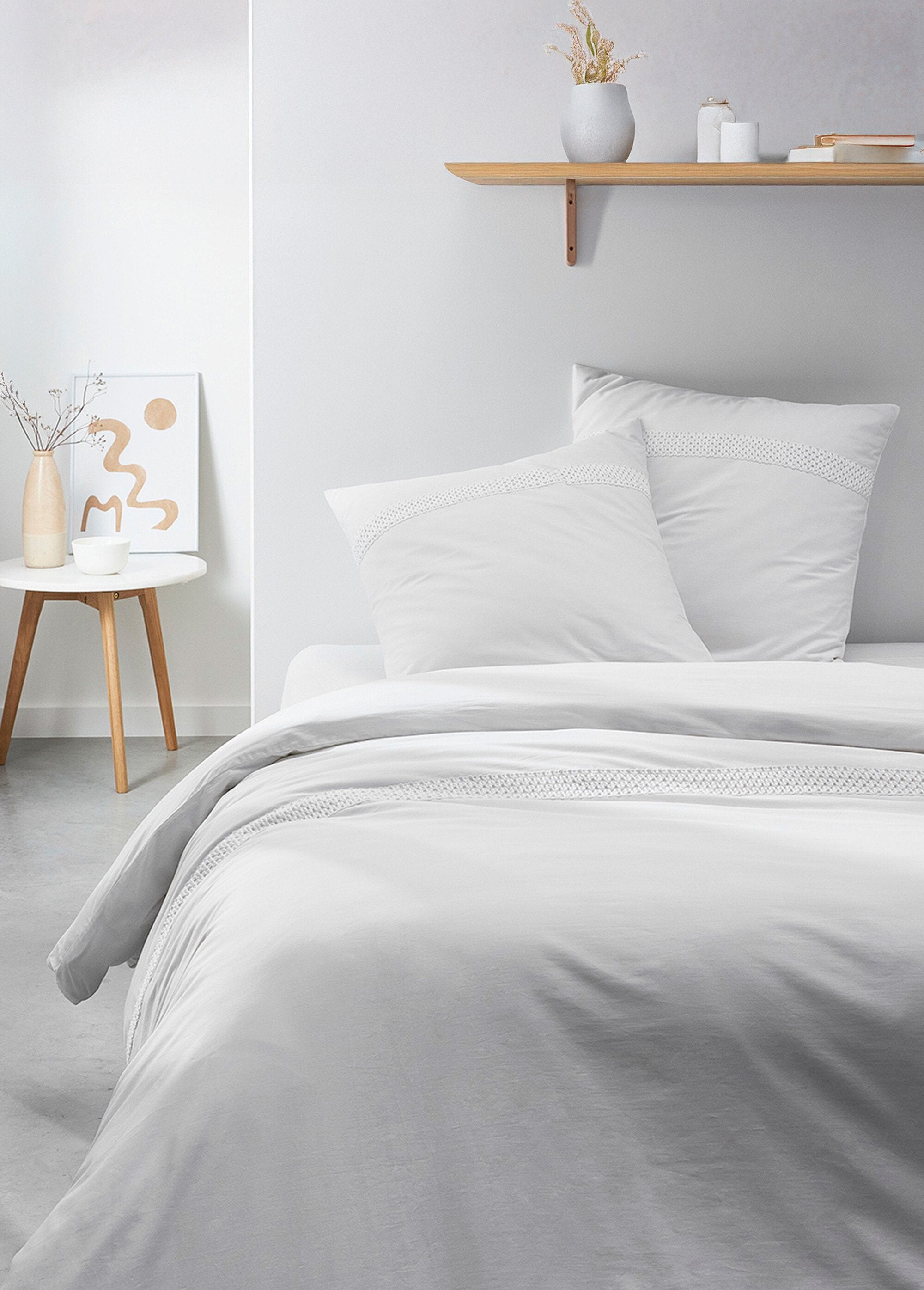 Set_in_percalle_di_cotone_con_dettagli_in_macramè_Craie_FA1_slim