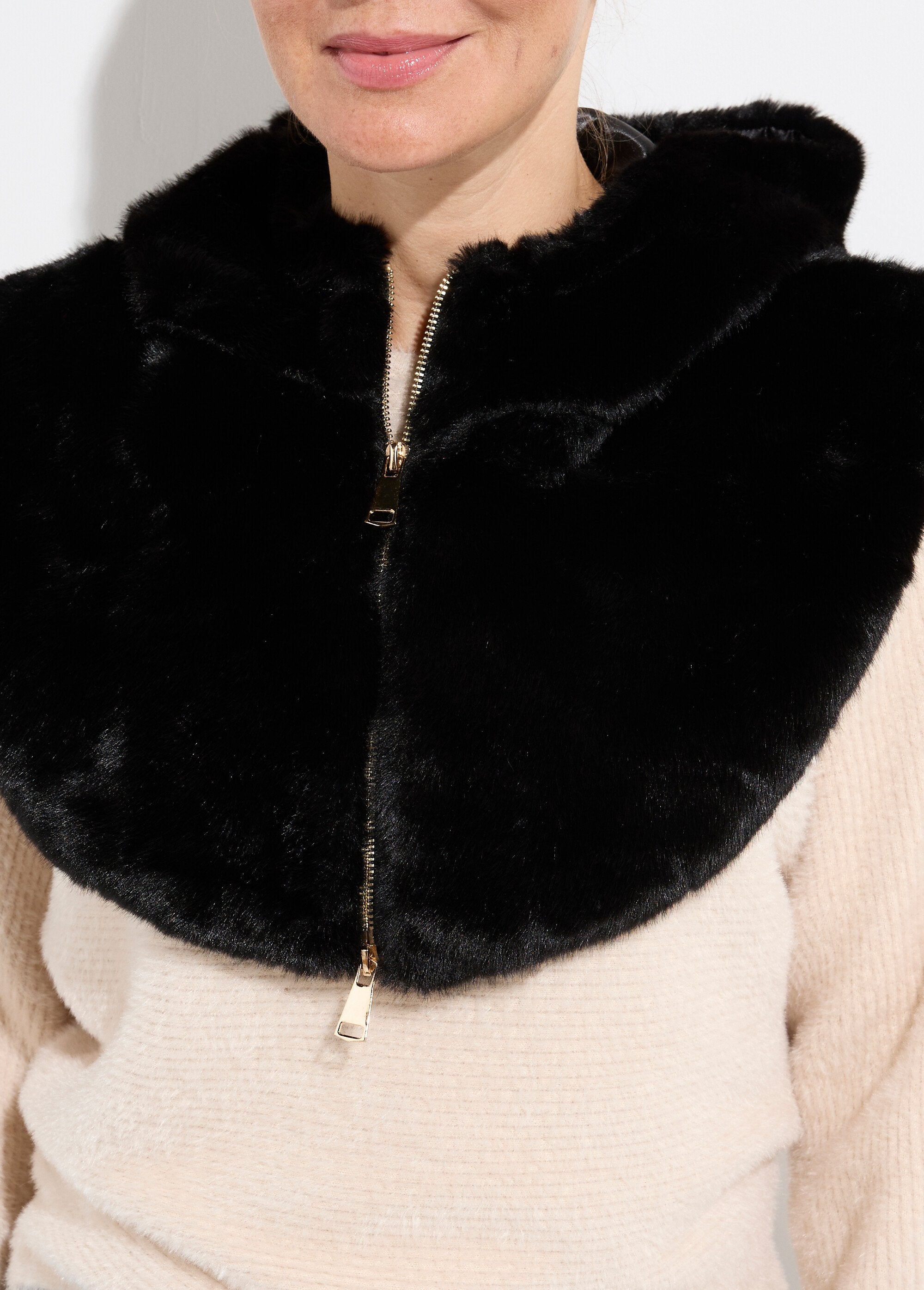 Plastron_zippé_fausse_fourrure_à_capuche_Noir_DE1_slim