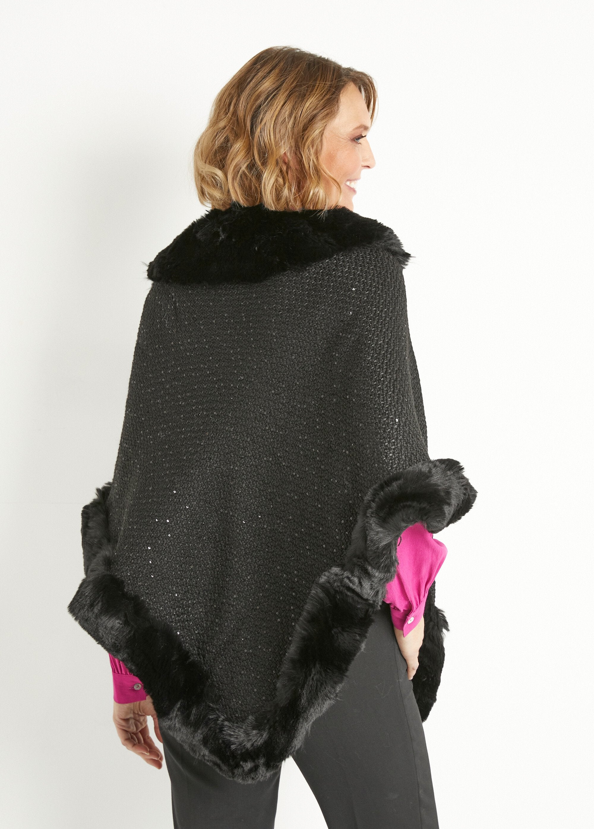 Poncho_con_bordo_in_pelliccia_di_paillettes_Noir_DO1_slim