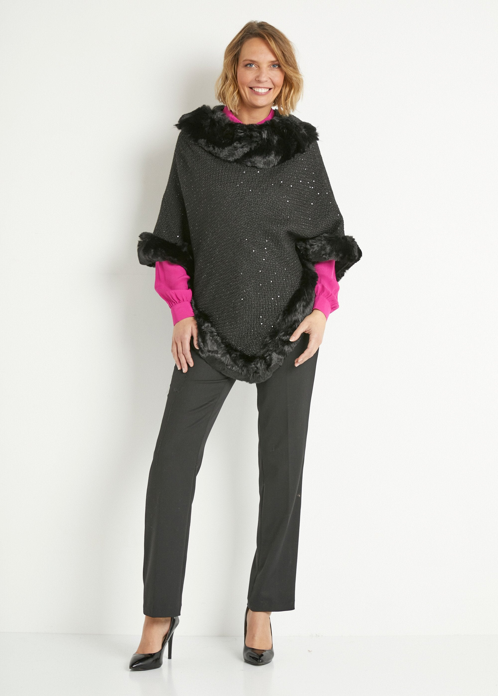 Poncho_con_bordo_in_pelliccia_di_paillettes_Noir_SF1_slim