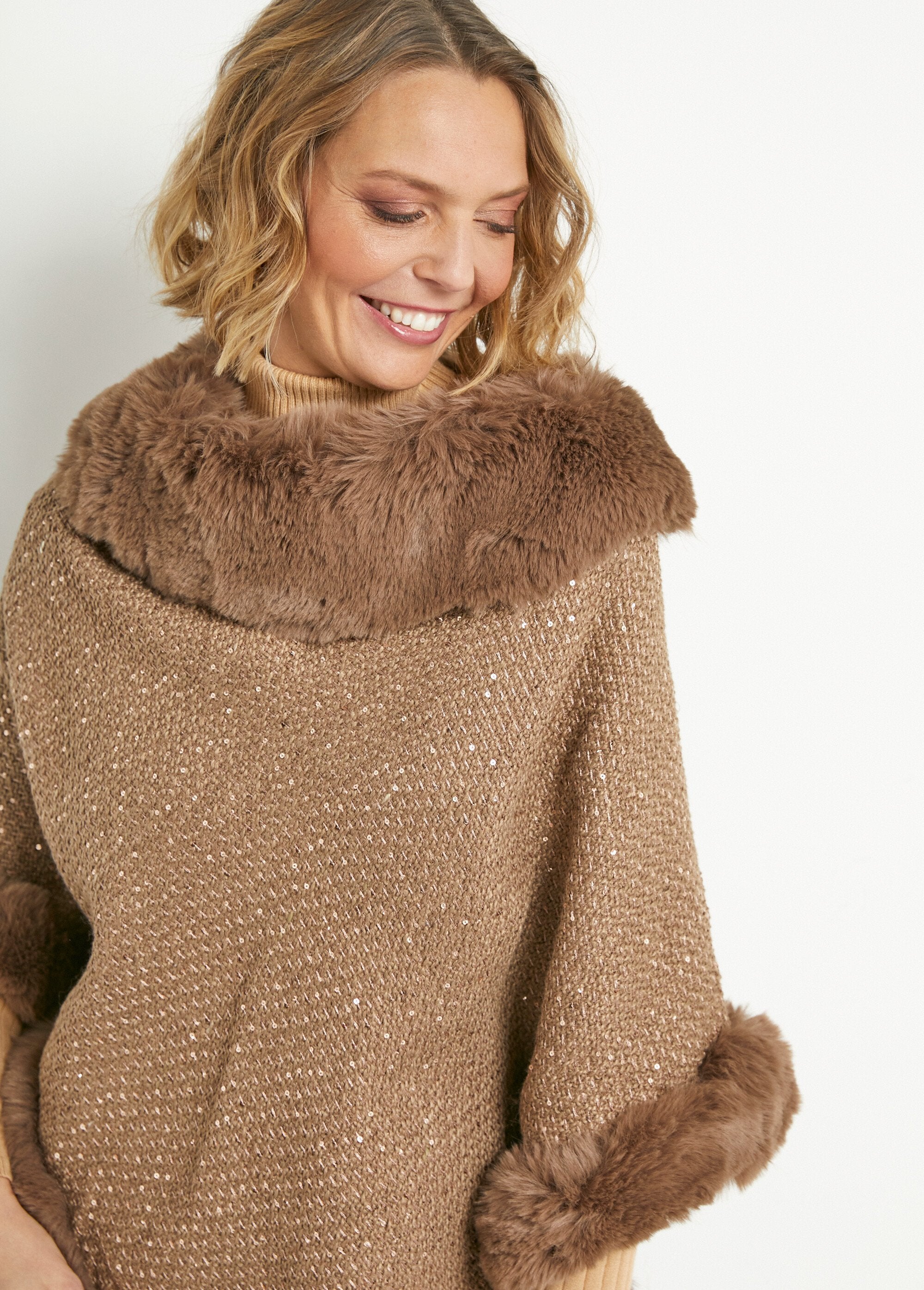 Poncho_con_bordo_in_pelliccia_di_paillettes_Camel_DE1_slim