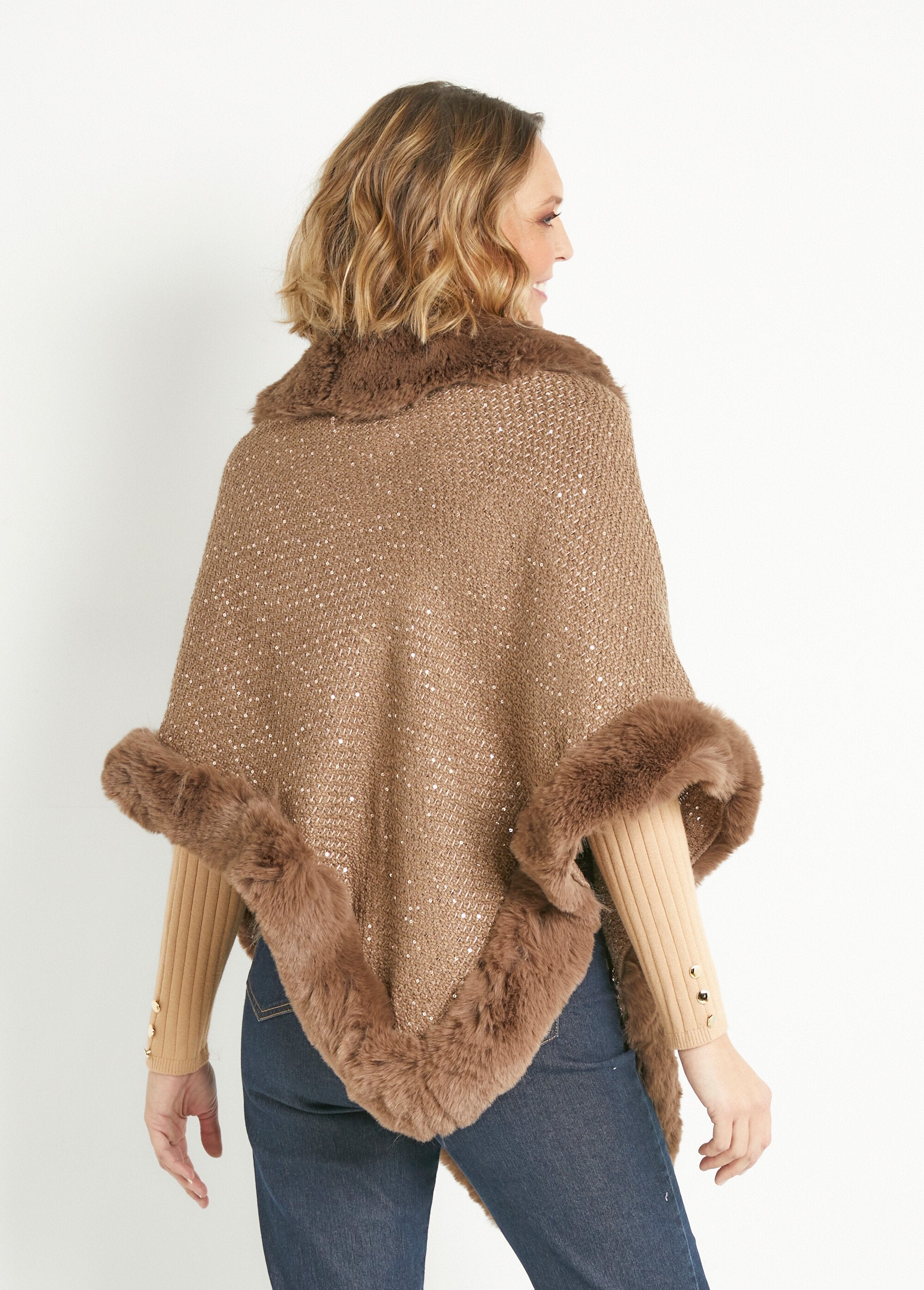 Poncho_con_bordo_in_pelliccia_di_paillettes_Camel_DO1_slim