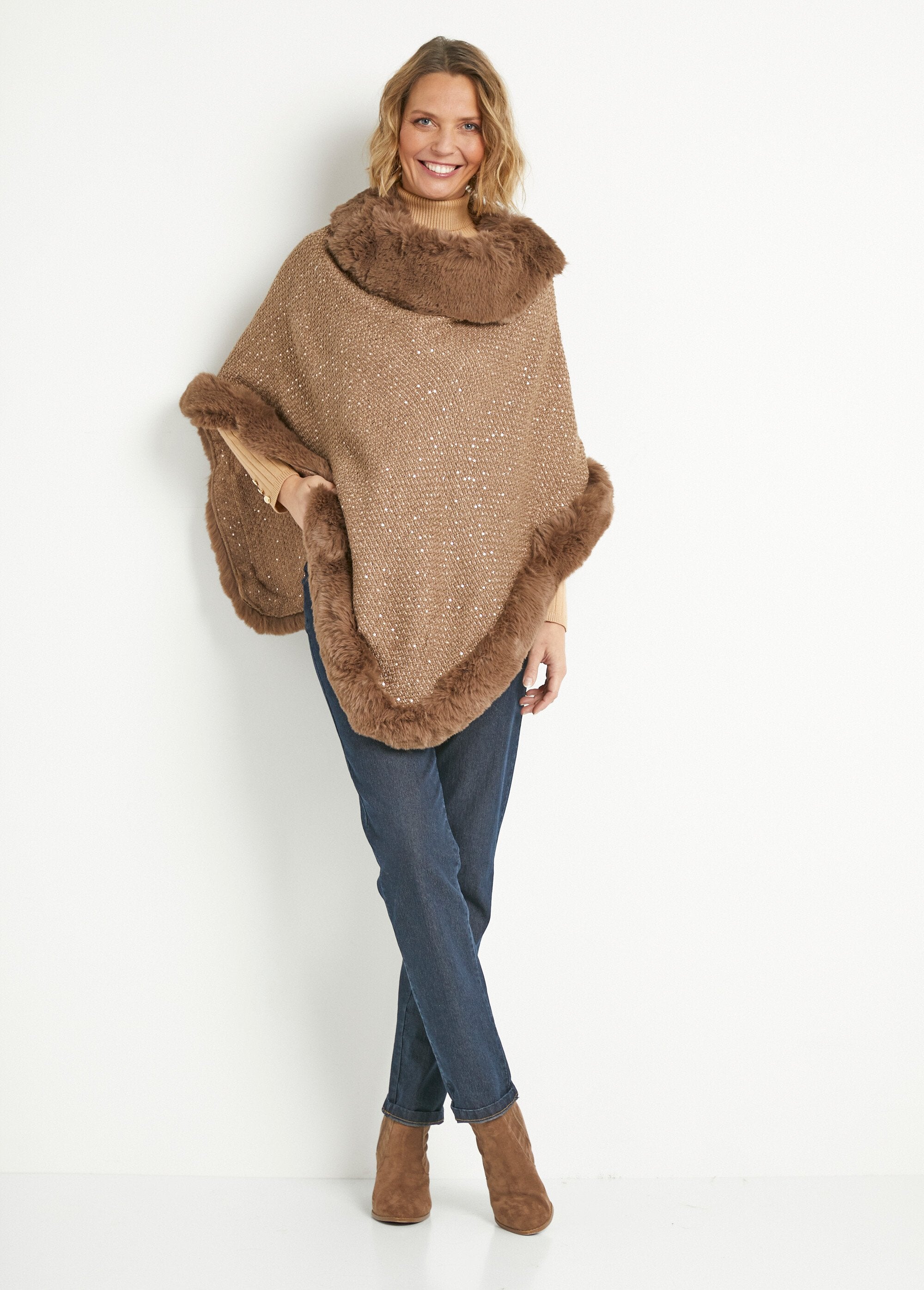 Poncho_con_bordo_in_pelliccia_di_paillettes_Camel_SF1_slim