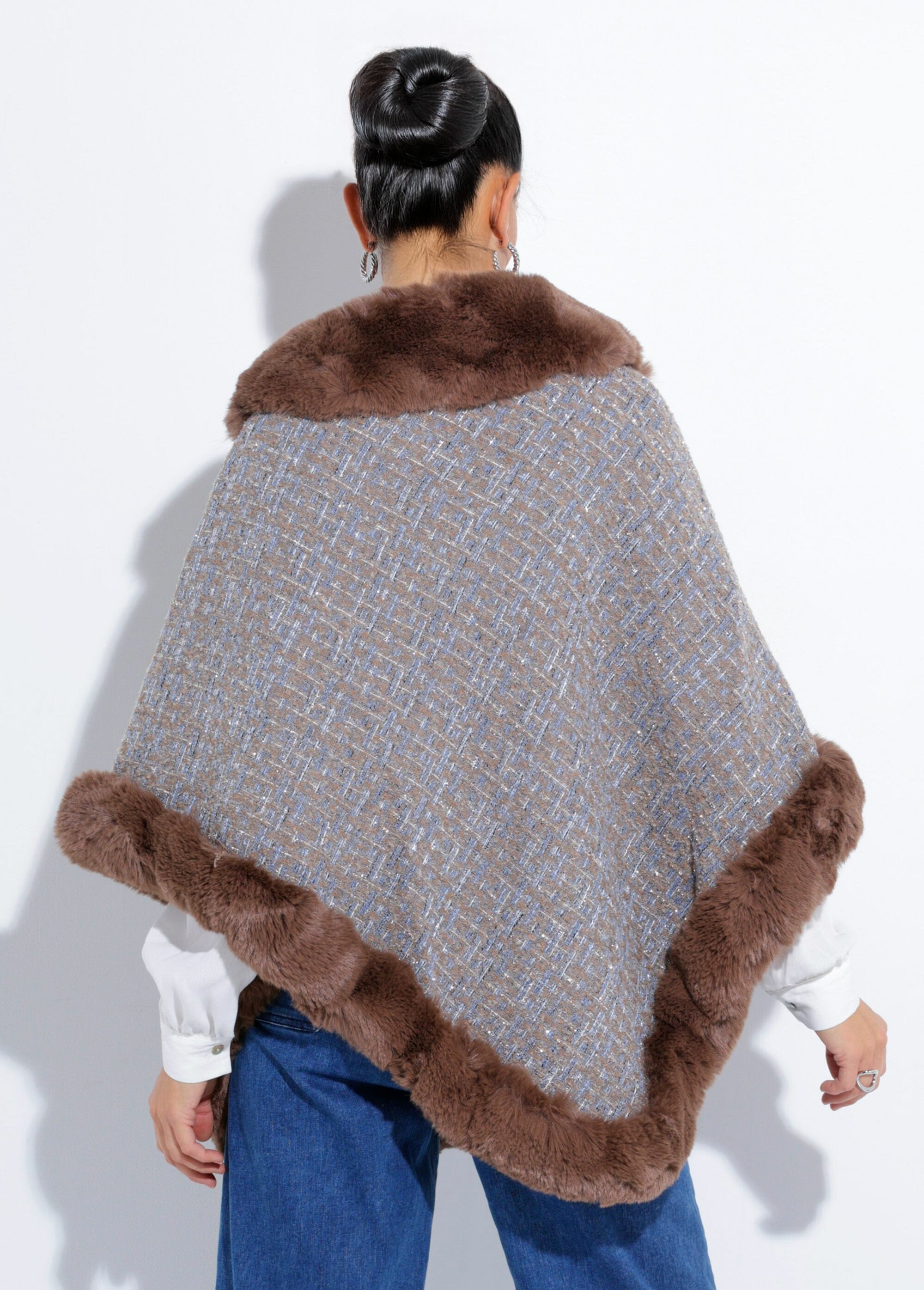 Poncho_a_mantella_a_quadri_con_dettagli_in_pelliccia_Marron_et_bleu_DO1_slim