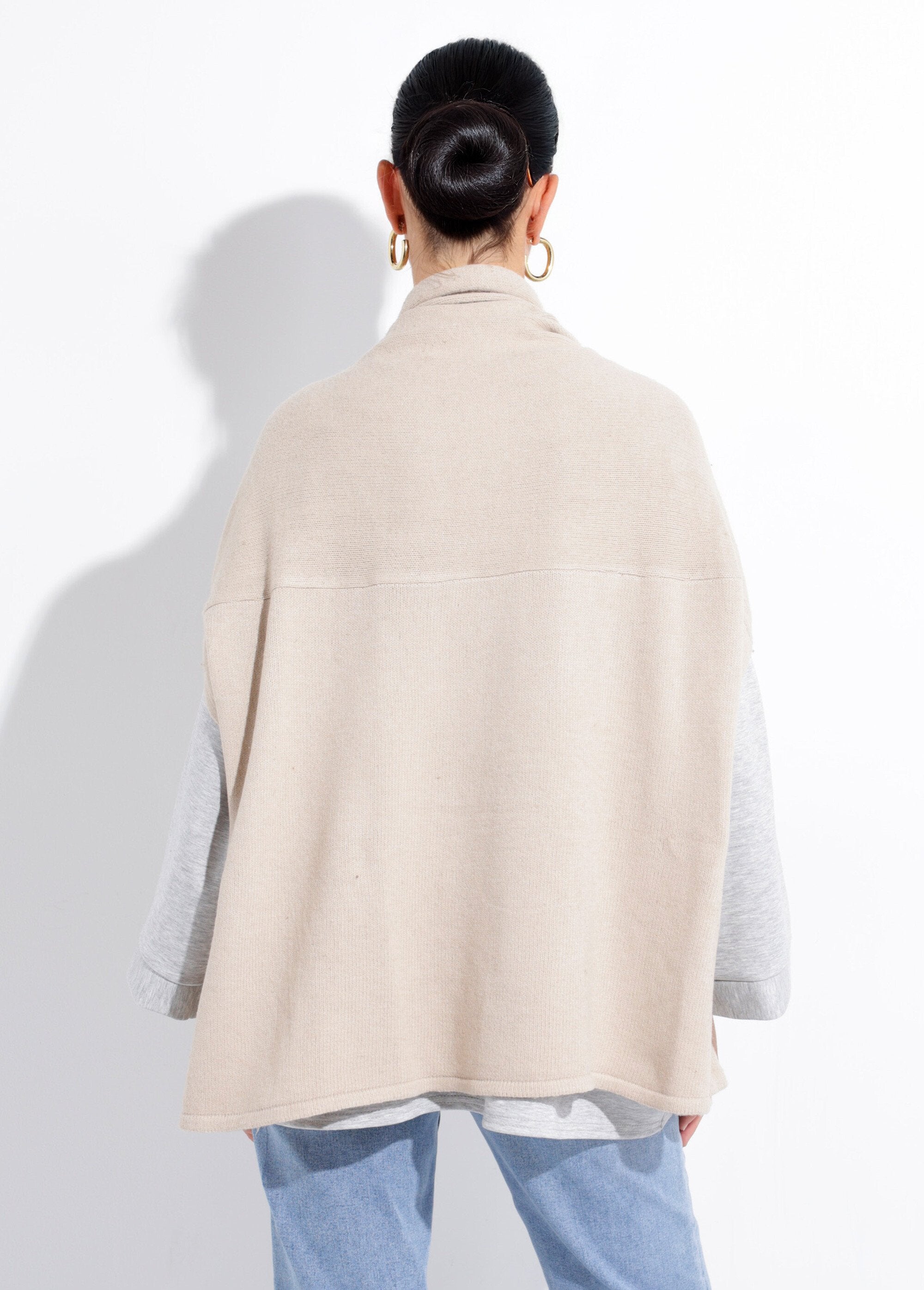 Caldo_poncho_a_mantella_lavorato_a_maglia_con_lana_Beige_DO1_slim