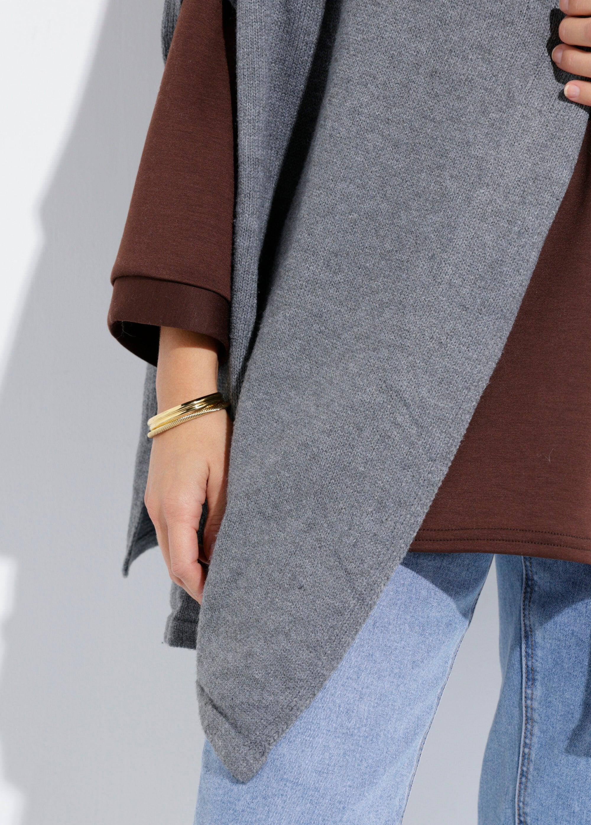 Caldo_poncho_a_mantella_lavorato_a_maglia_con_lana_Gris_DE1_slim