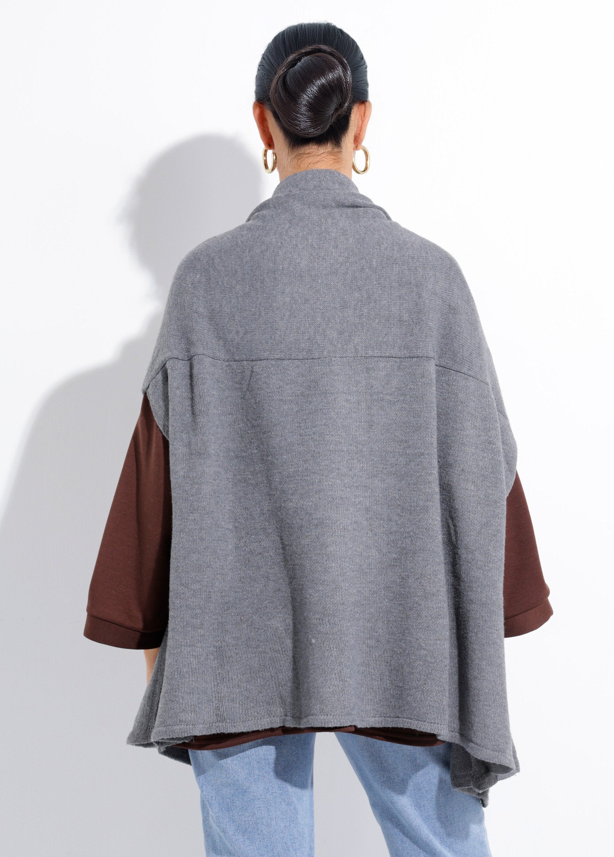 Caldo_poncho_a_mantella_lavorato_a_maglia_con_lana_Gris_DO1_slim