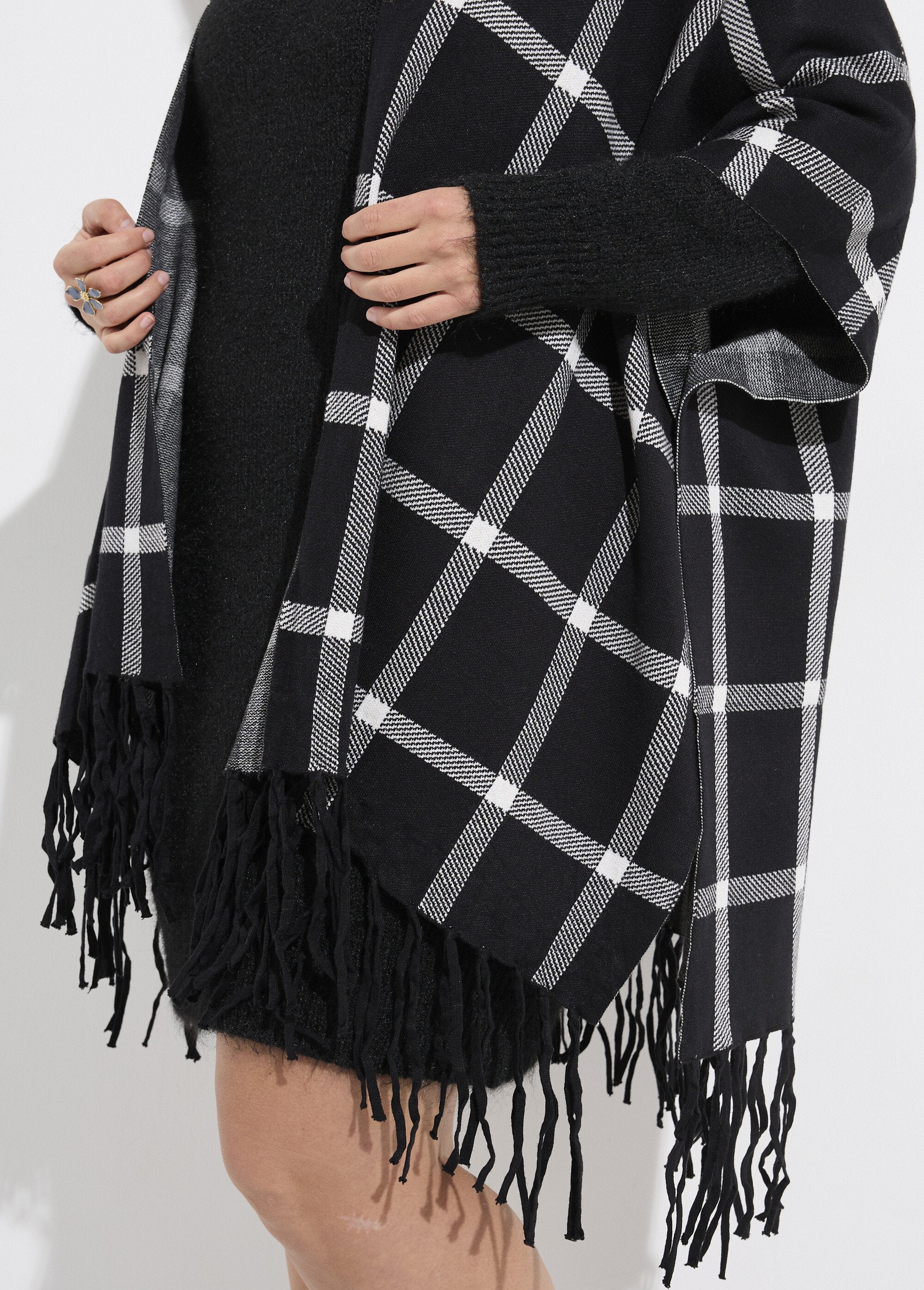 Poncho_cape_en_maille,_motif_carreaux_Carreaux_noir_DE1_curvy