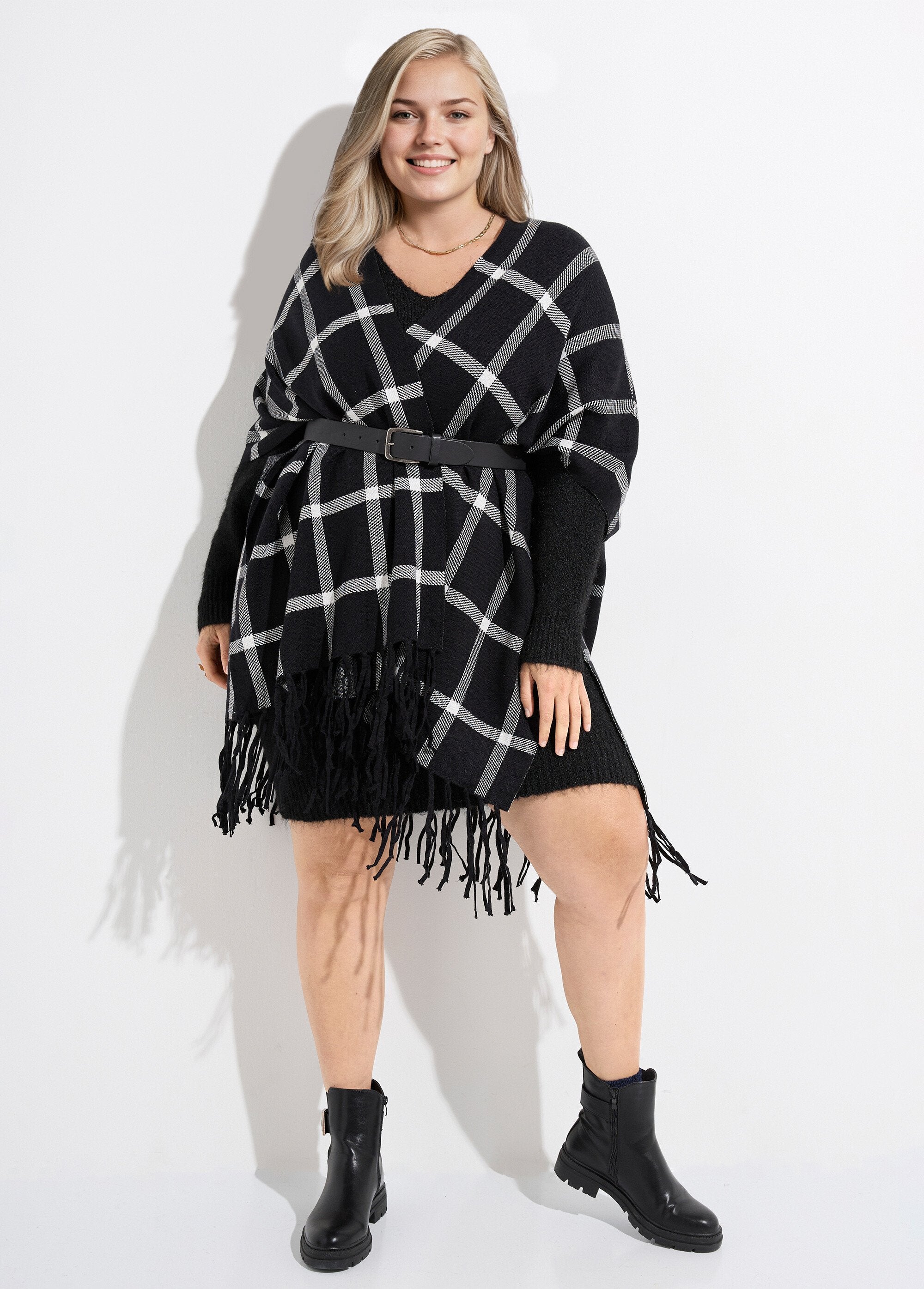Poncho_cape_en_maille,_motif_carreaux_Carreaux_noir_SF1_curvy