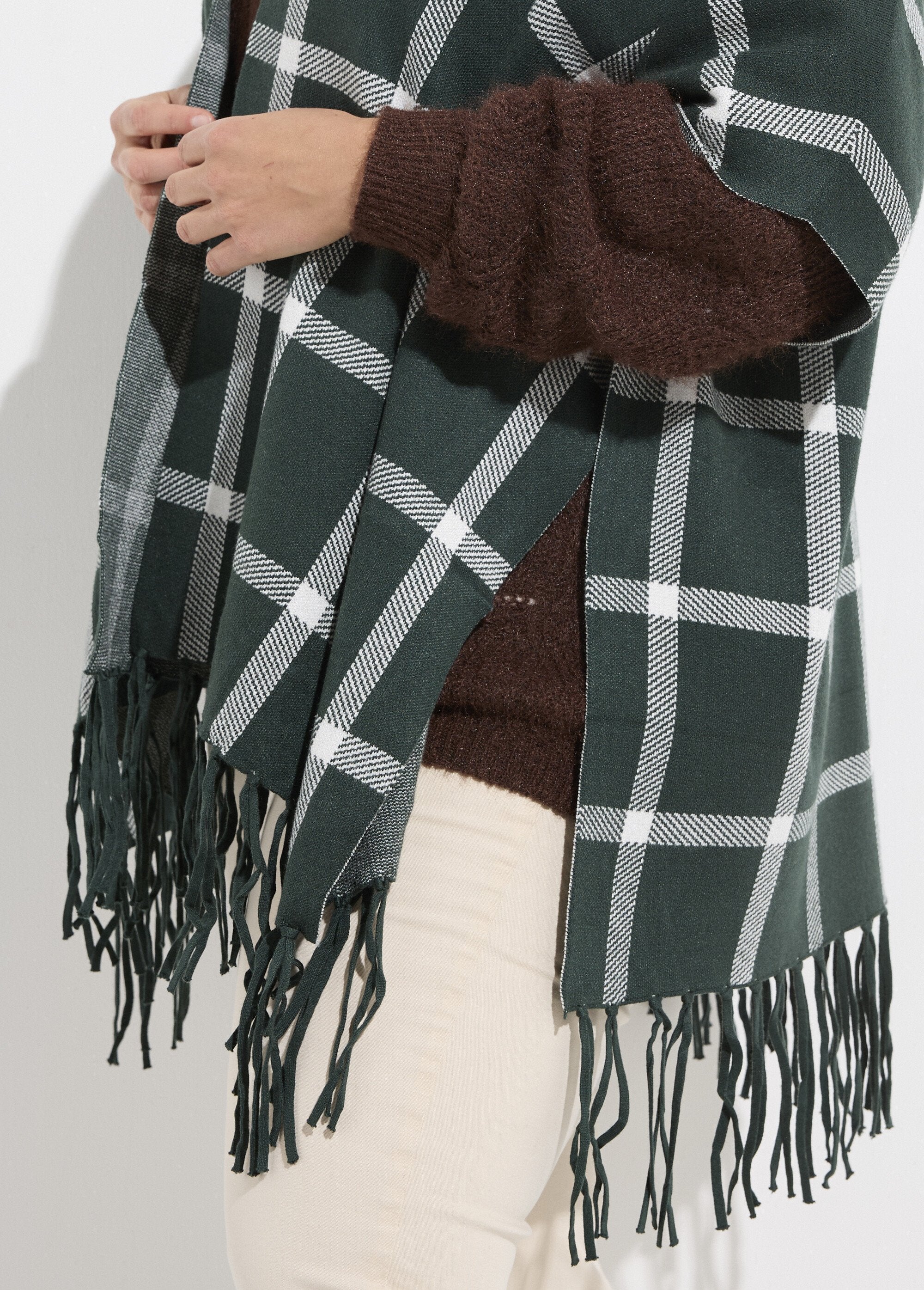 Poncho_a_mantella_lavorato_a_maglia,_motivo_a_quadri_Carreaux_vert_DE1_curvy