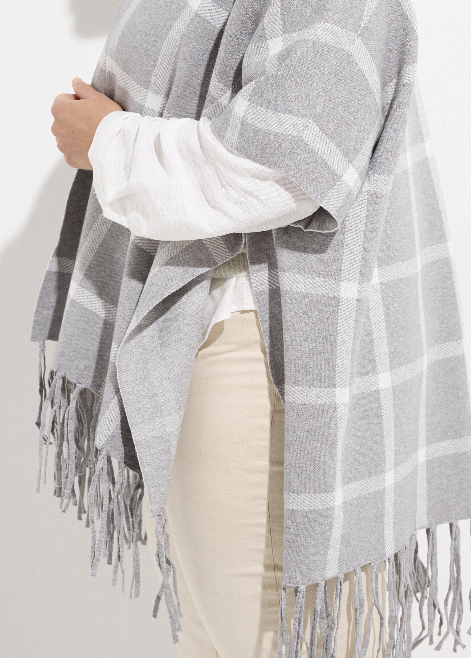 Poncho_cape_en_maille,_motif_carreaux_Carreaux_gris_DE1_curvy