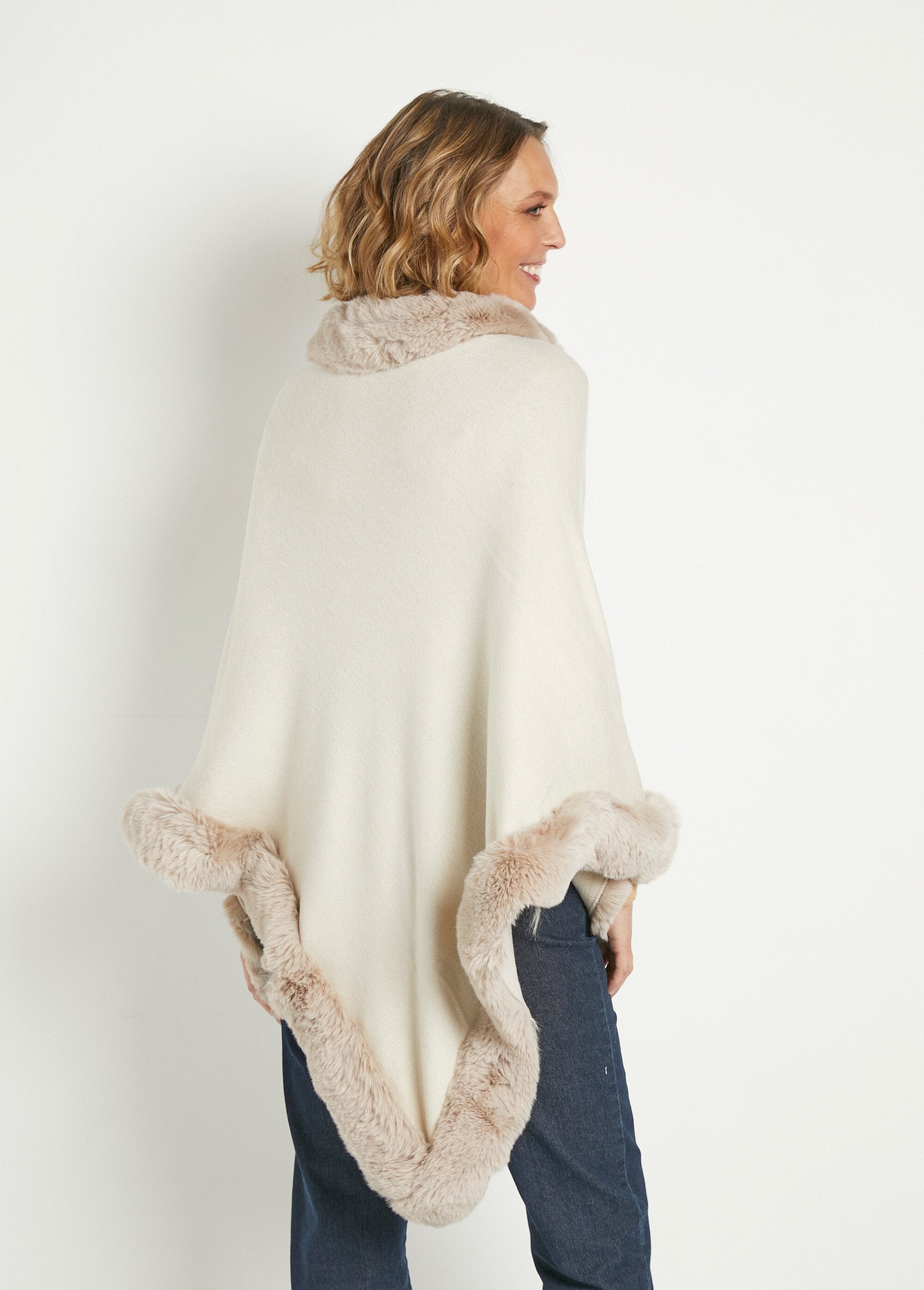 Poncho_in_maglia_con_bordo_in_pelliccia_Beige_DO1_slim