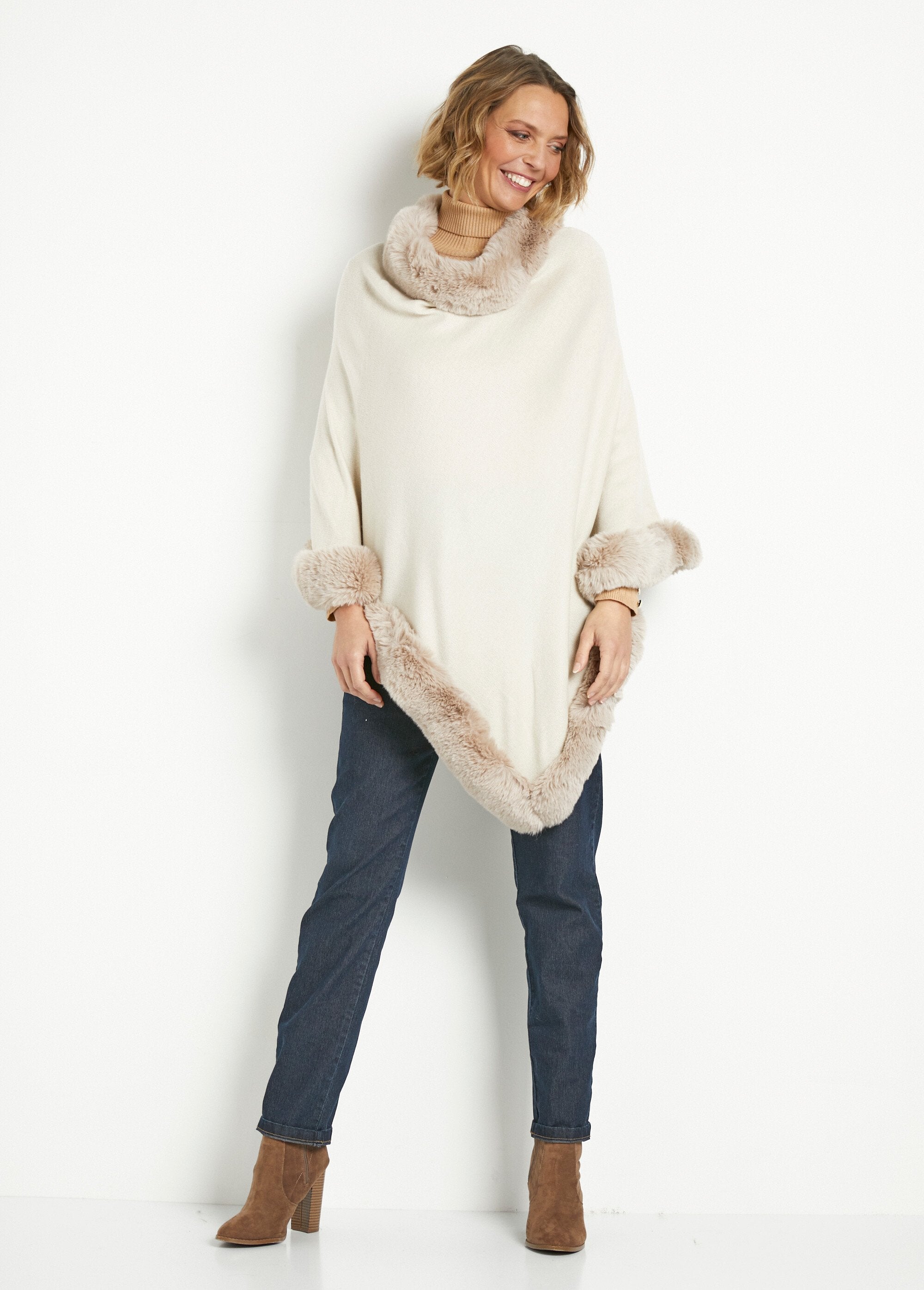 Poncho_in_maglia_con_bordo_in_pelliccia_Beige_SF1_slim