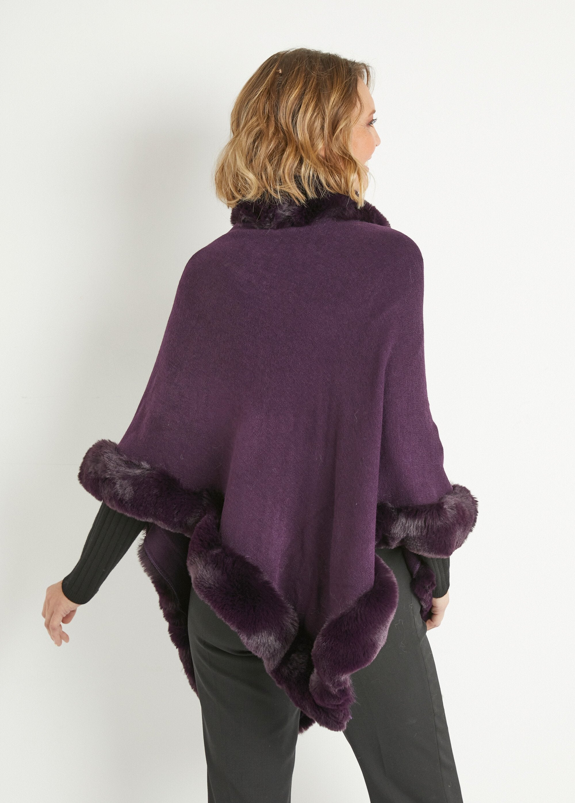 Poncho_in_maglia_con_bordo_in_pelliccia_Prune_DO1_slim