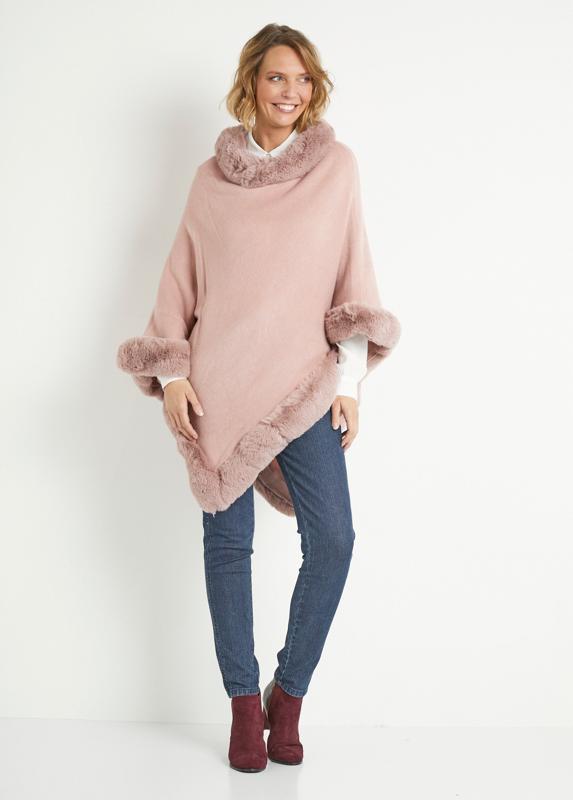 Poncho_in_maglia_con_bordo_in_pelliccia_Rose_SF1_slim