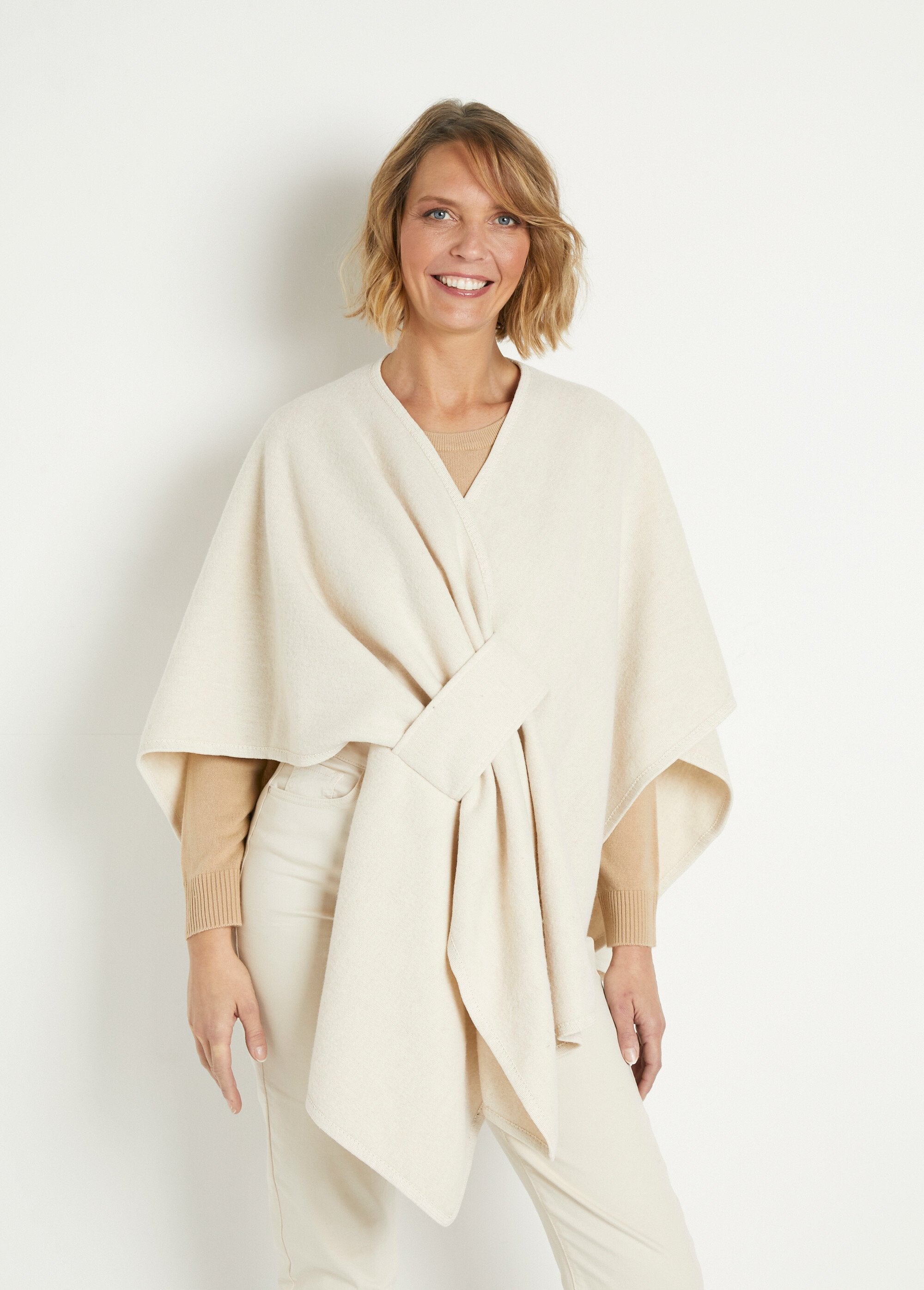 Poncho_in_caldo_tessuto_sbieco_tono_su_tono_Beige_FA1_slim