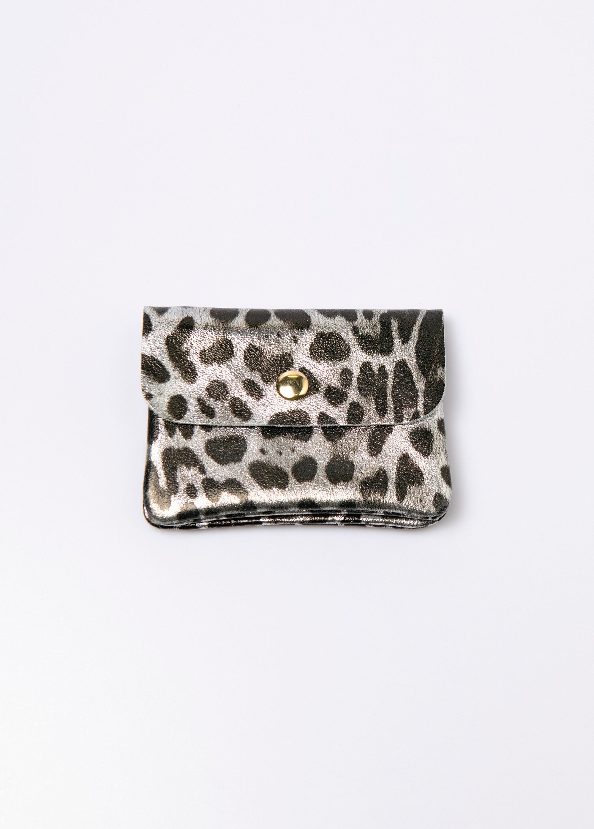 Portamonete_in_pelle_lucida_con_patta_Leopard_argent_FA1_slim