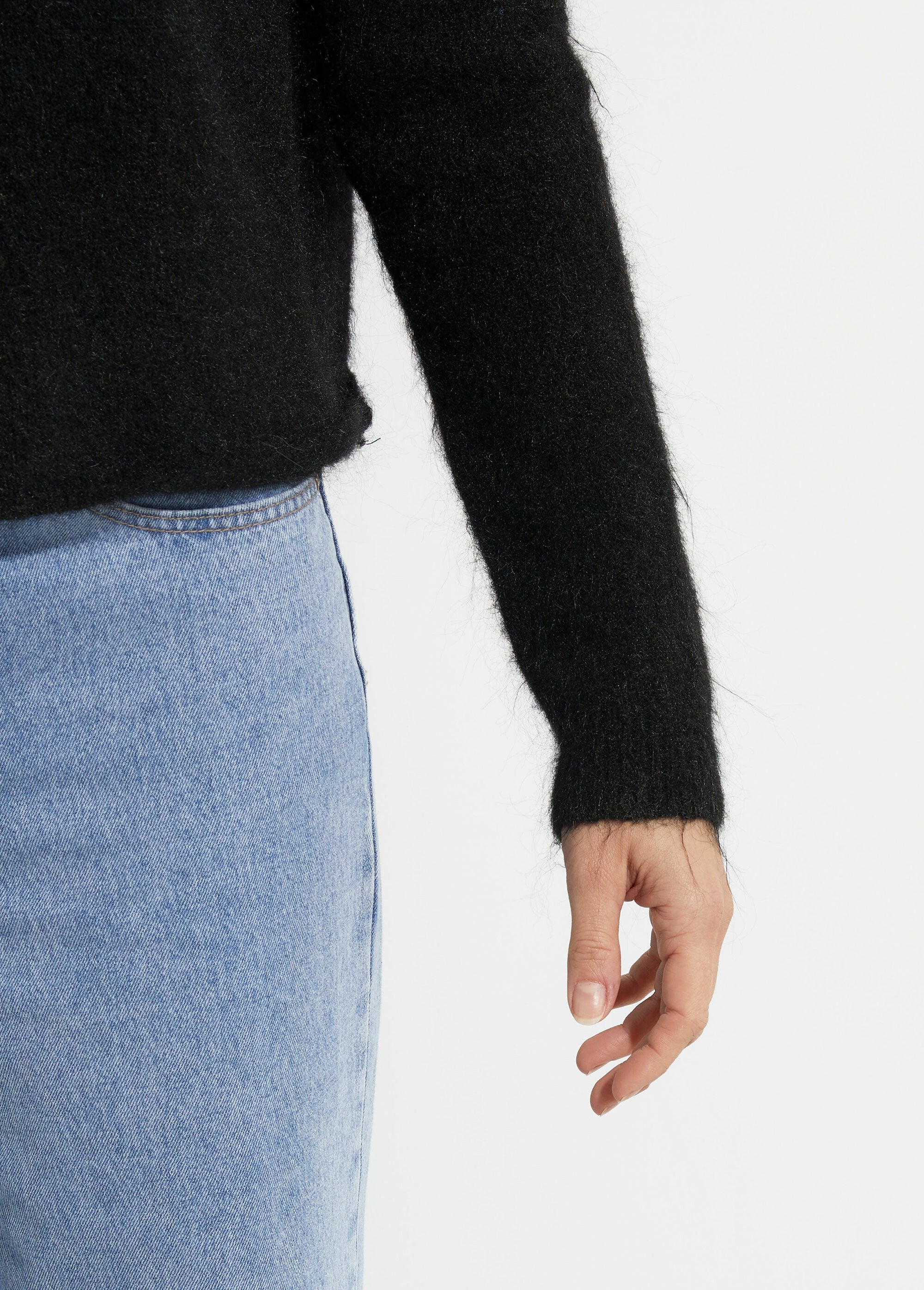 Maglia_in_lana_con_dettaglio_posteriore_in_pizzo_Noir_DE1_slim