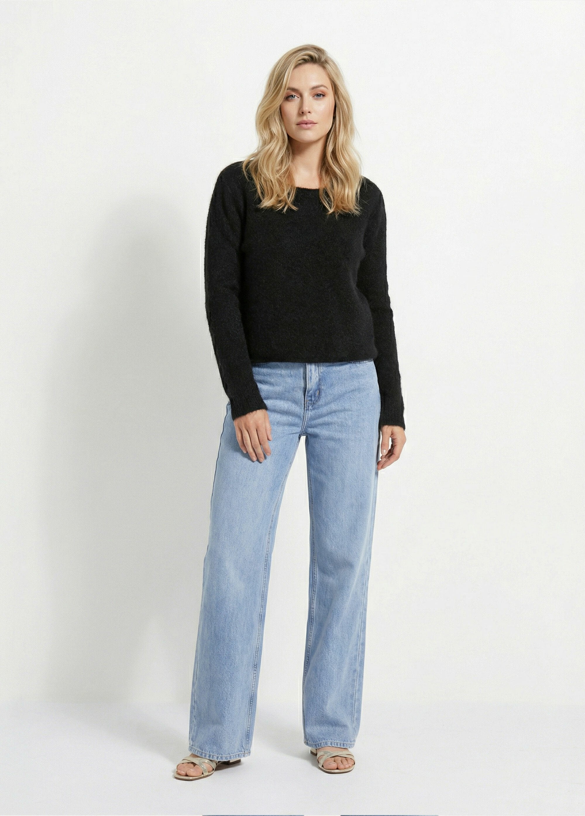 Maglia_in_lana_con_dettaglio_posteriore_in_pizzo_Noir_SF1_slim