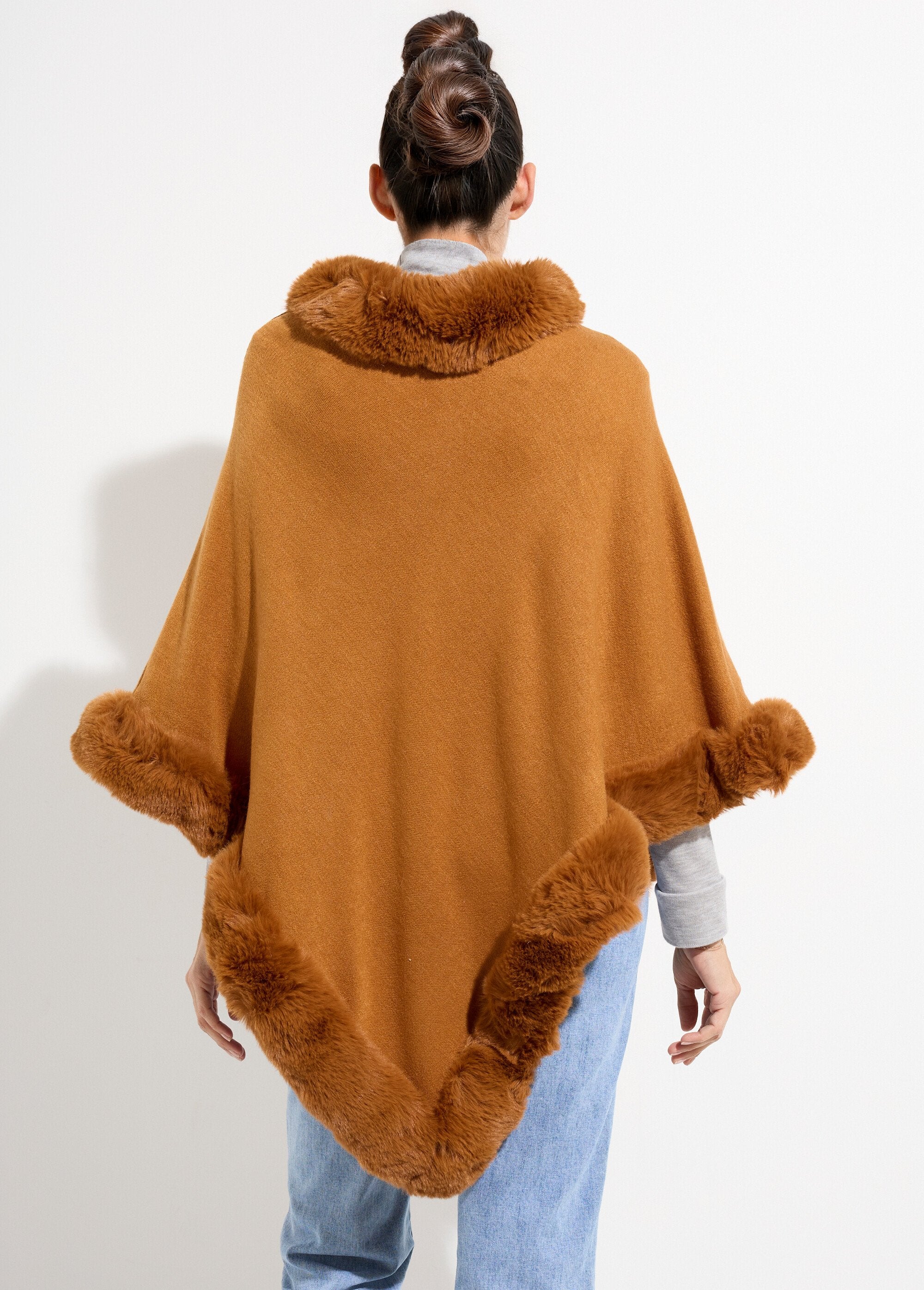 Mantella_in_maglina,_bordo_in_pelliccia_tono_su_tono_Camel_DO1_slim