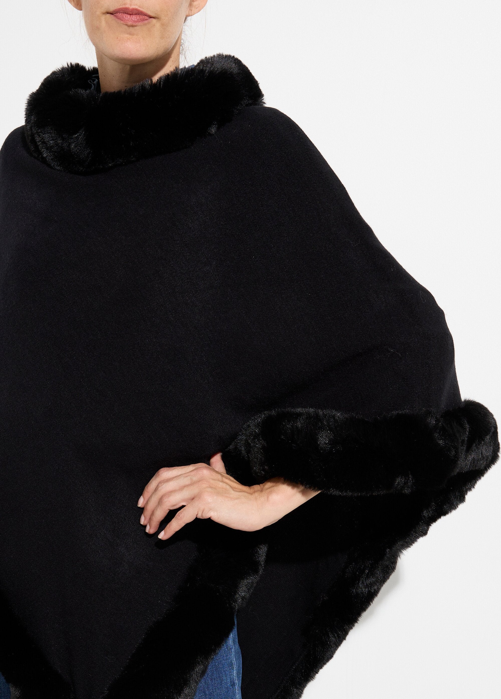 Mantella_in_maglina,_bordo_in_pelliccia_tono_su_tono_Noir_DE1_slim