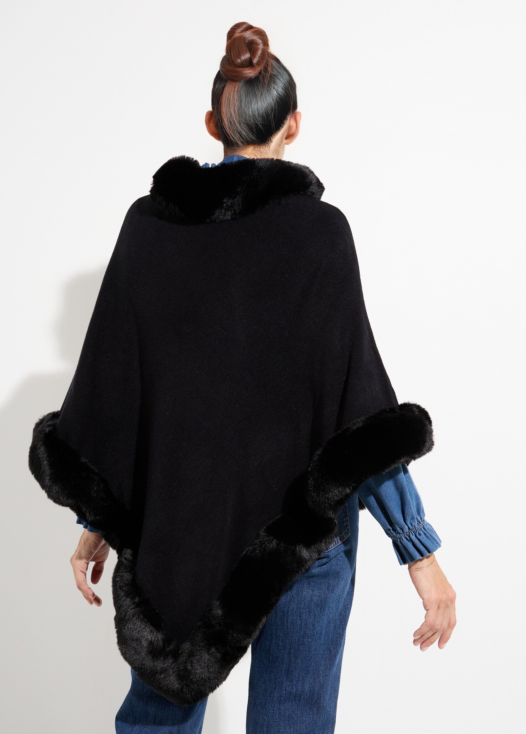 Mantella_in_maglina,_bordo_in_pelliccia_tono_su_tono_Noir_DO1_slim