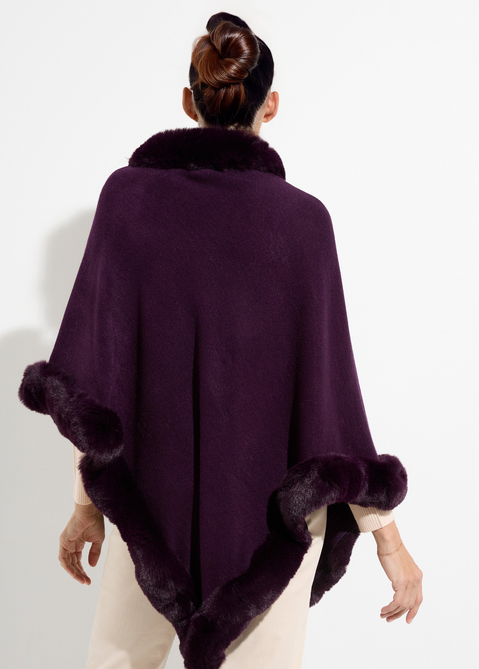 Mantella_in_maglina,_bordo_in_pelliccia_tono_su_tono_Prune_DO1_slim