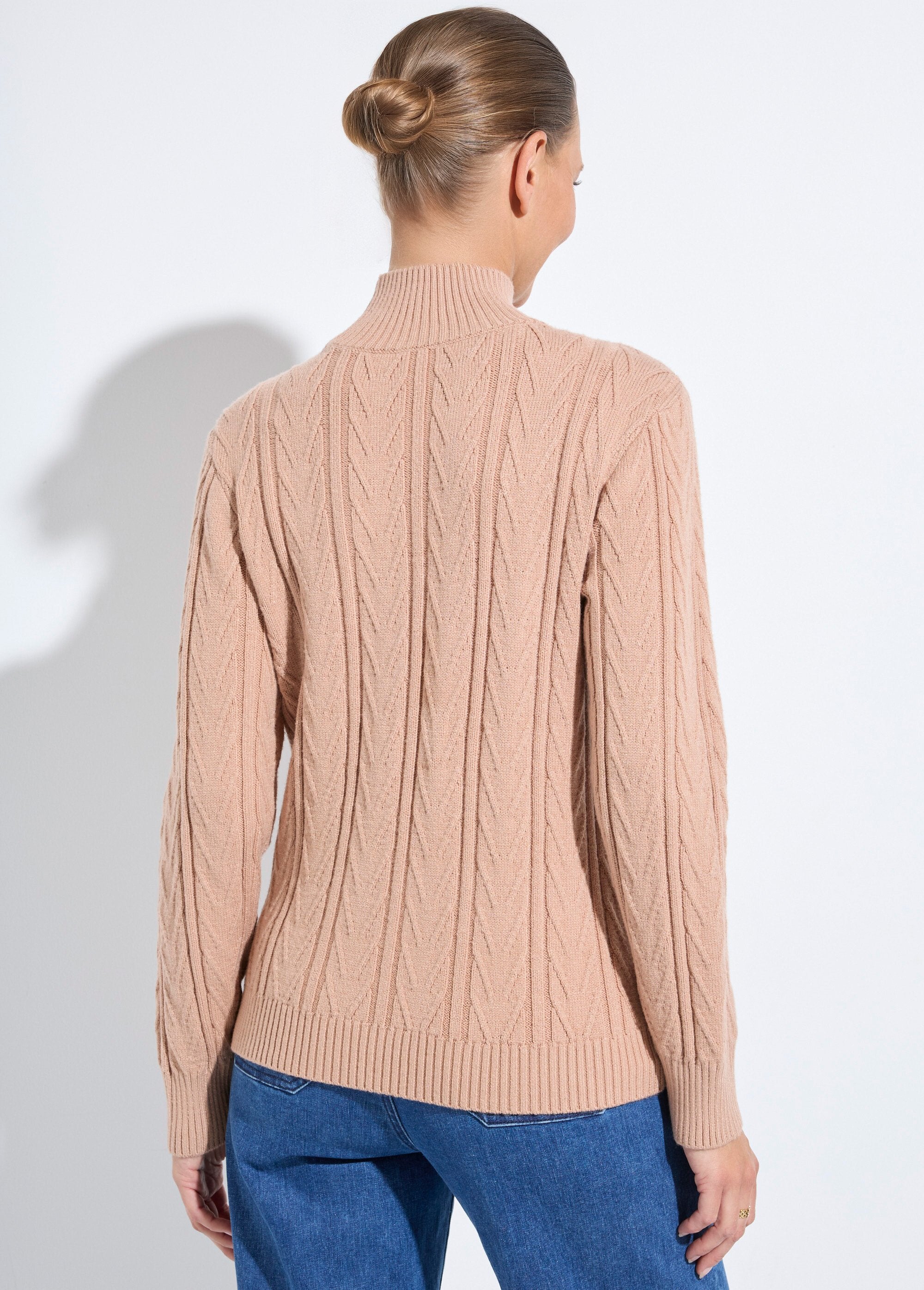 Caldo_maglione_a_collo_alto_a_coste_e_ritorto_Camel_DO1_slim