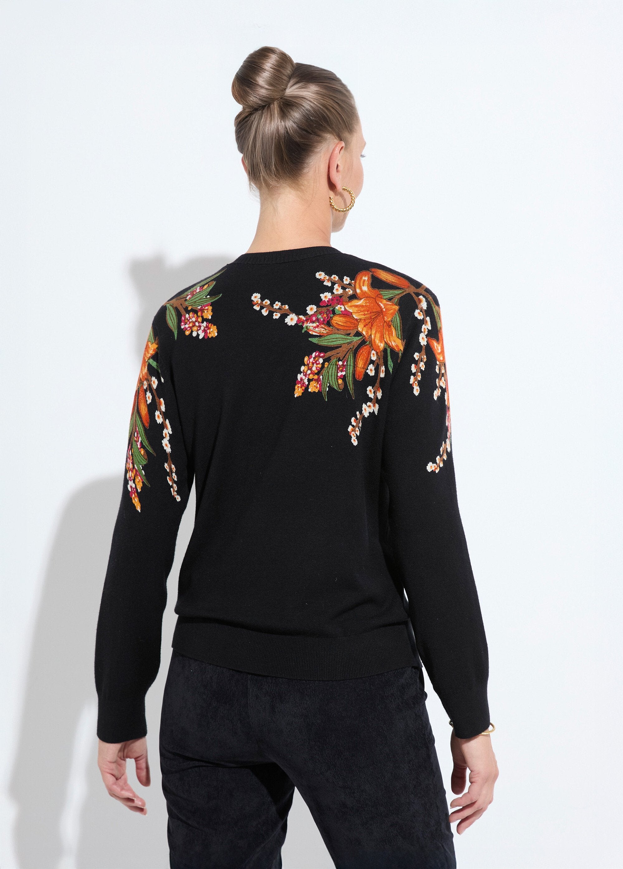 Maglia_a_maniche_lunghe_con_stampa_floreale_e_scollo_rotondo_Noir_DO1_slim