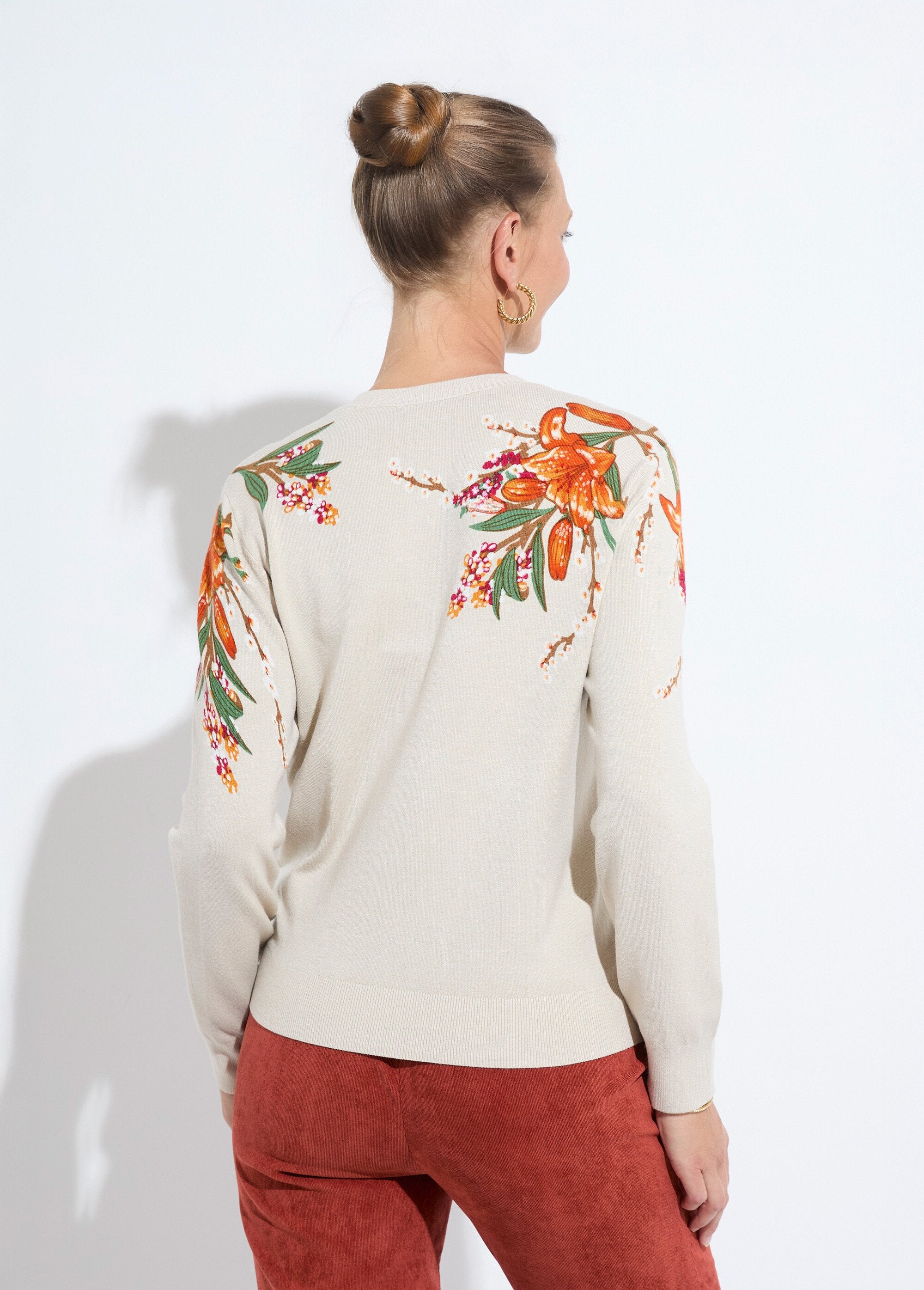 Maglia_a_maniche_lunghe_con_stampa_floreale_e_scollo_rotondo_Beige_DO1_slim