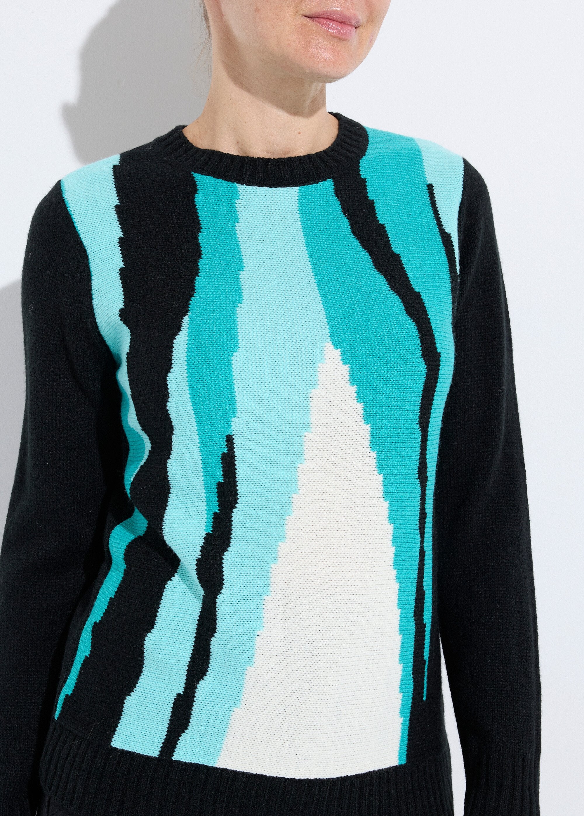 Caldo_maglione_grafico_con_scollo_rotondo_in_jacquard_Noir_et_aqua_DE1_slim