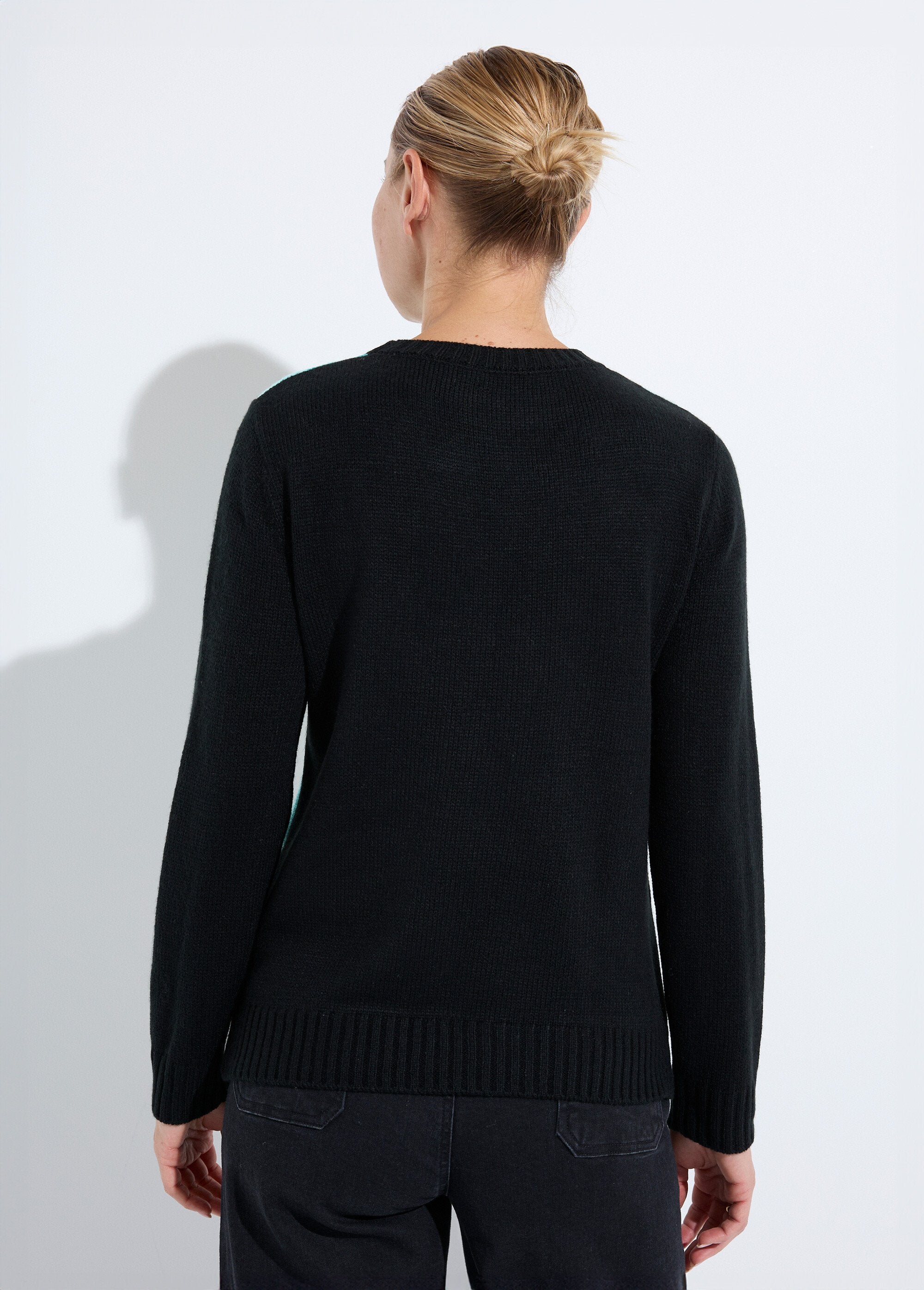 Caldo_maglione_grafico_con_scollo_rotondo_in_jacquard_Noir_et_aqua_DO1_slim