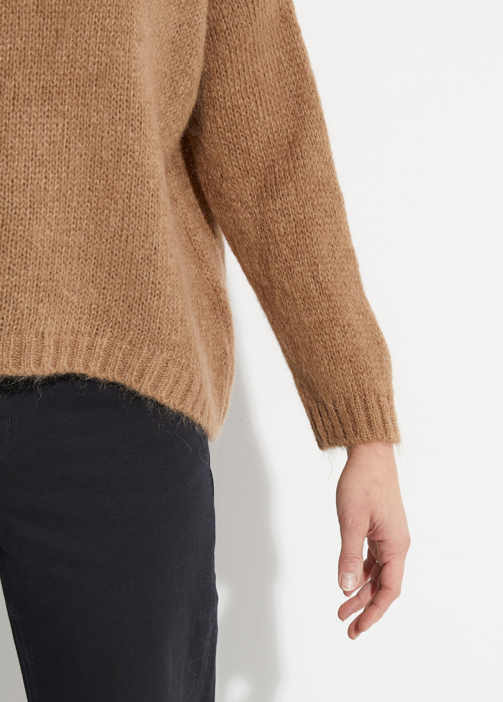 Caldo_maglione_con_scollo_a_V_e_mohair_Camel_DE2_slim