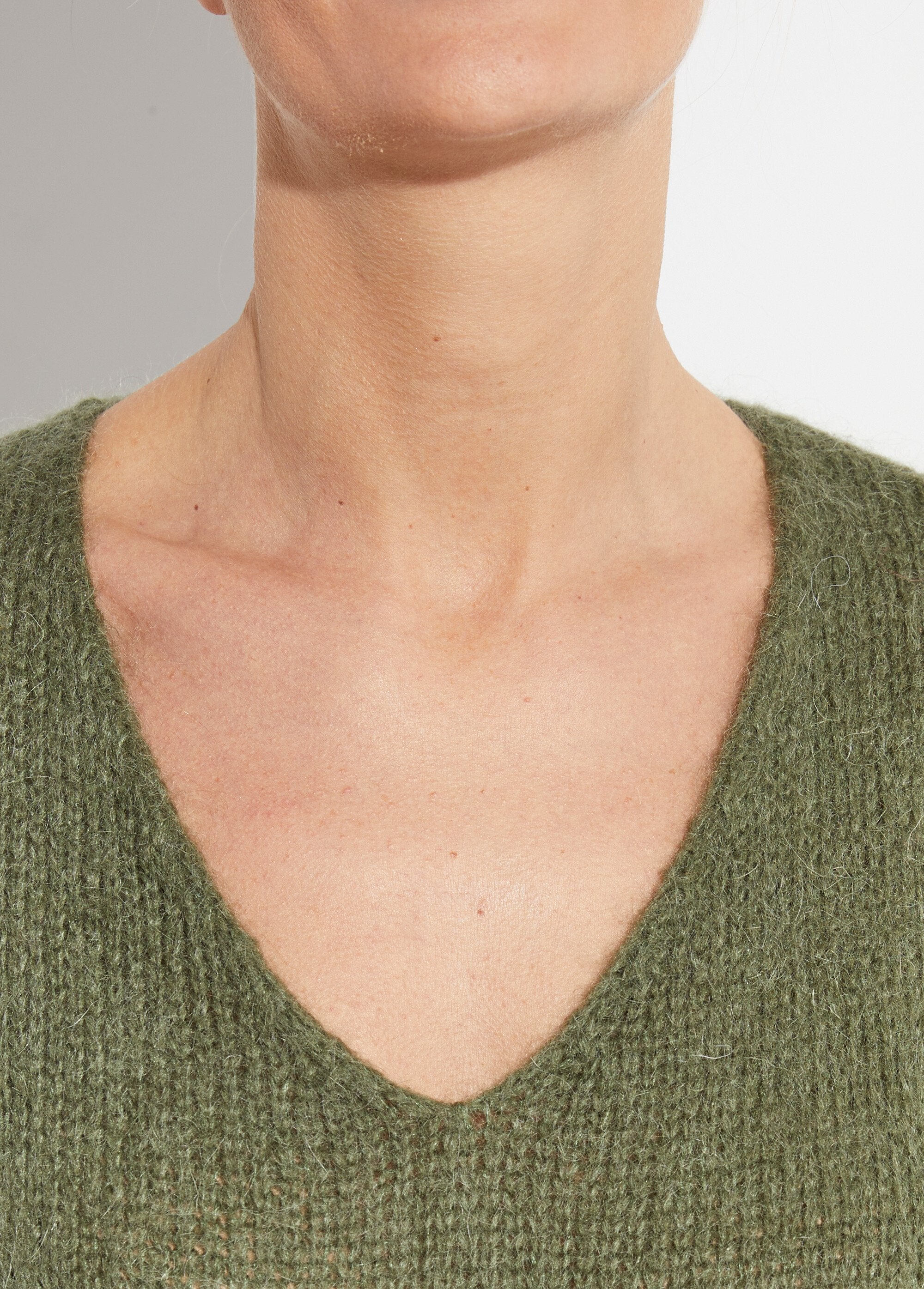 Caldo_maglione_con_scollo_a_V_e_mohair_Kaki_DE1_slim