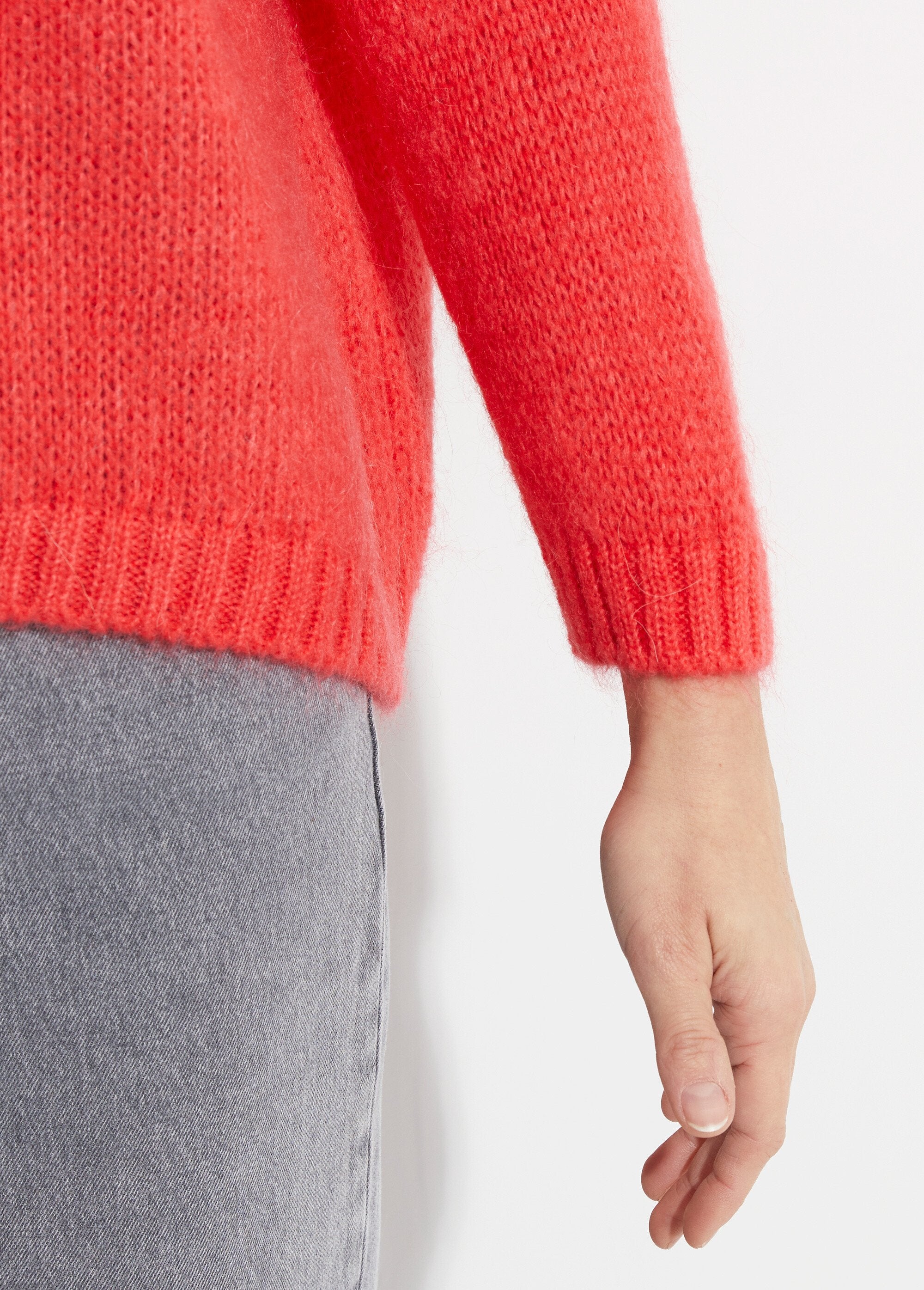 Caldo_maglione_con_scollo_a_V_e_mohair_Corail_DE2_slim
